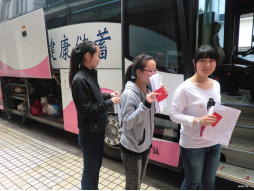 献血车下等候的同学.jpg