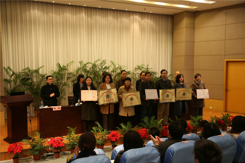 5-国家精品在线开放课程负责人、江苏省高水平骨干专业立项建设专业代表、江苏省教学成果奖获奖代表颁奖合影.jpg