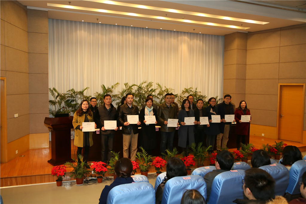 2-学院综合目标考核优胜奖集体颁奖合影.jpg
