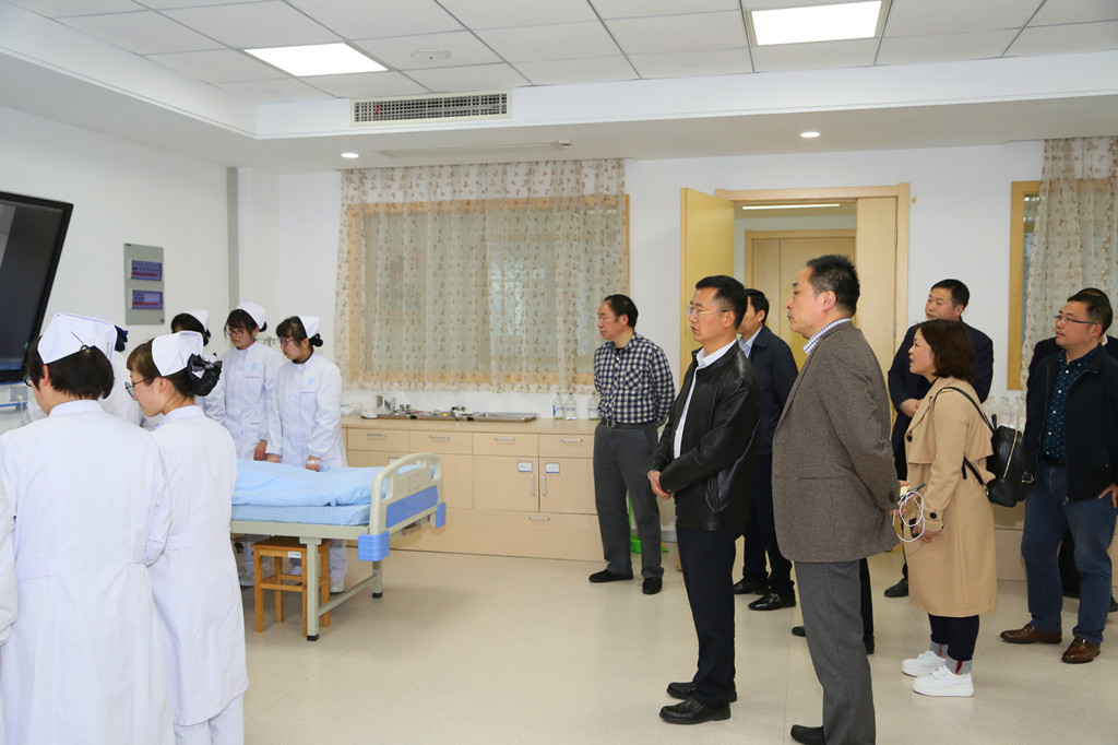 参观护理实验室.JPG