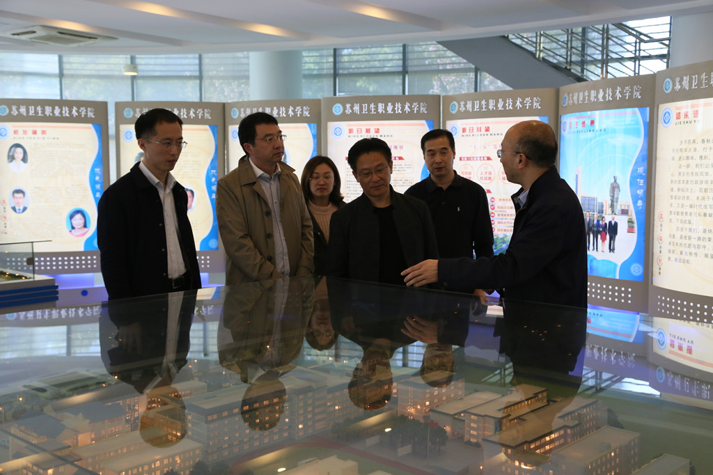 专家团参观校史馆.JPG