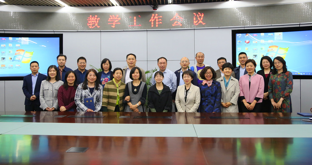 崔书记与新一届教学委员会成员合影.jpg