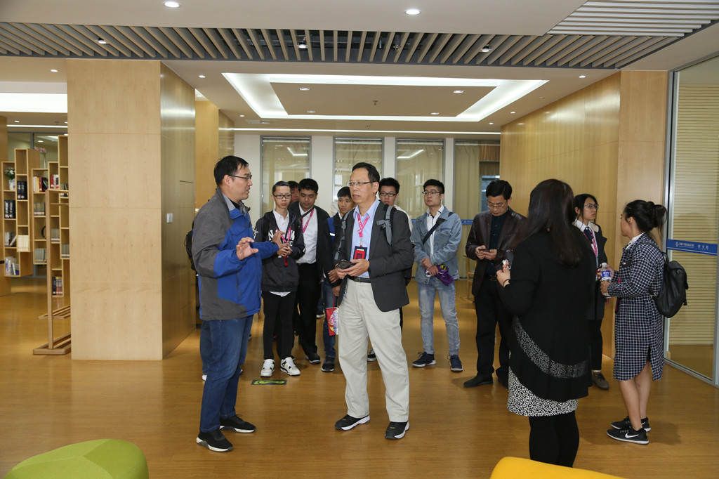参观图文信息中心.JPG