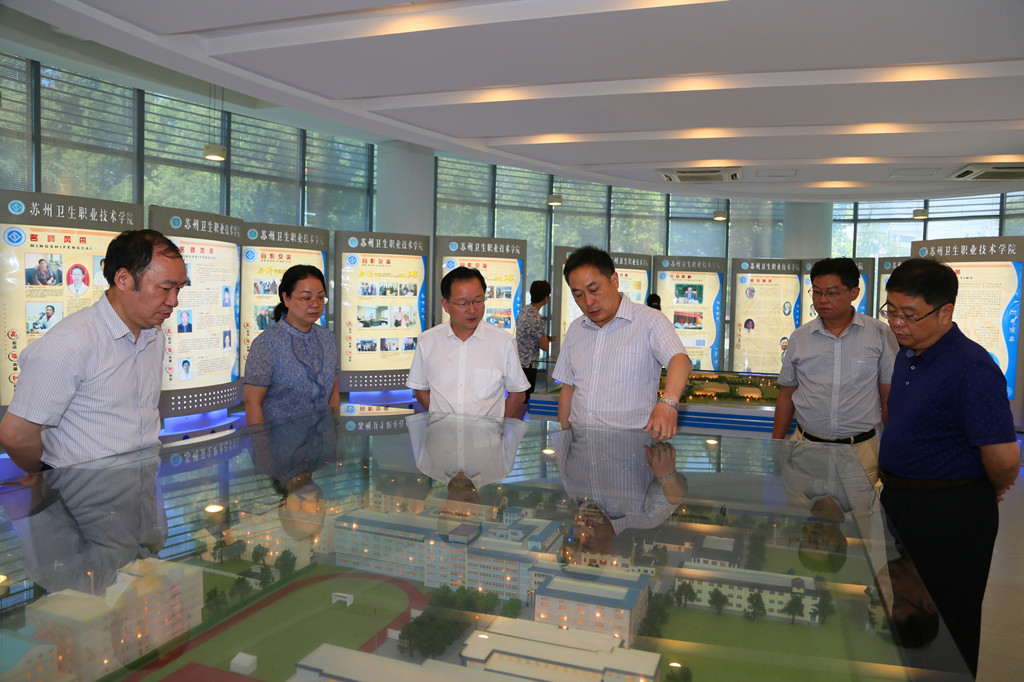 参观校史馆.JPG