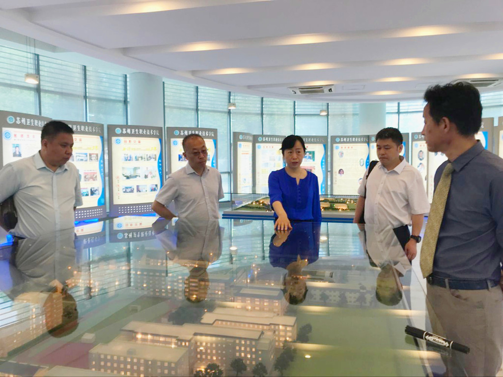 参观校史馆.jpg