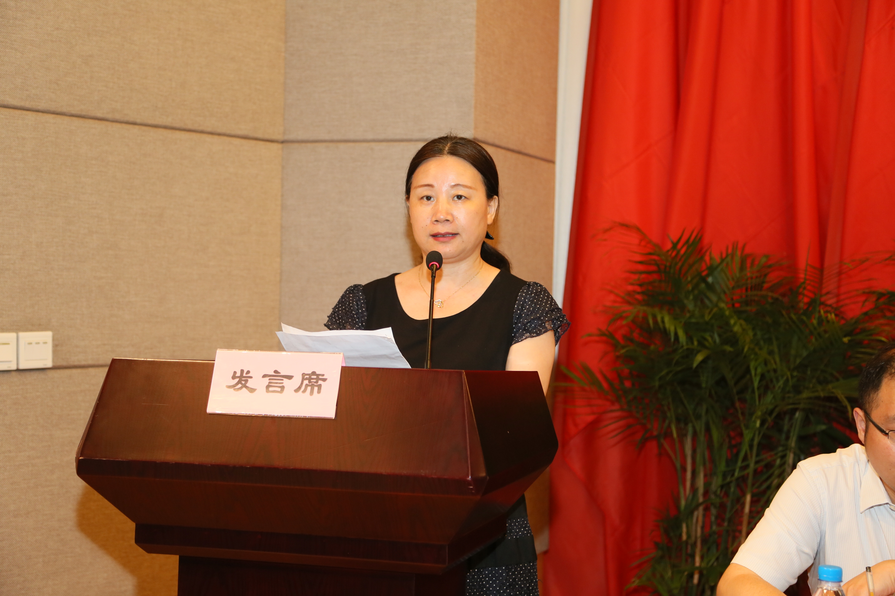 3.优秀共产党员代表发言.JPG