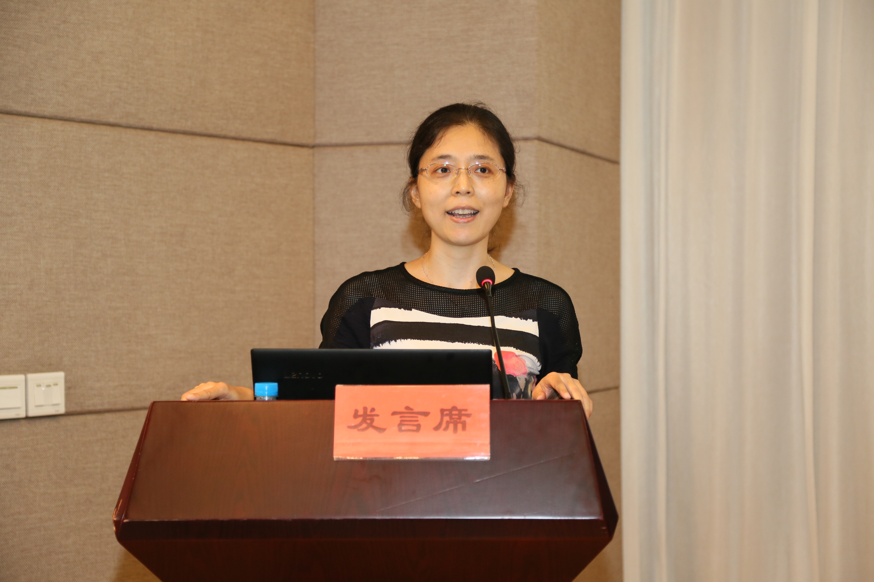 教师代表发言.JPG