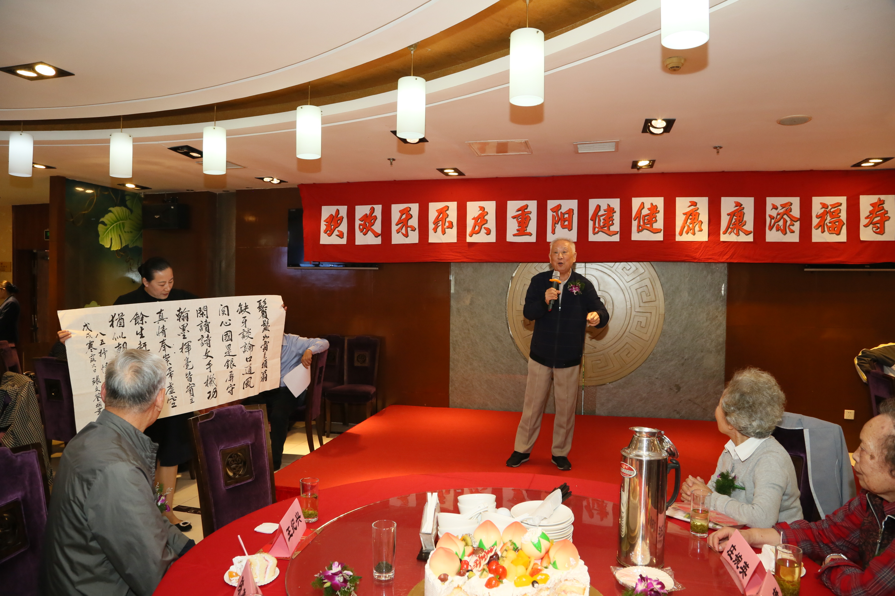 老寿星代表张文鋆老师发言.JPG