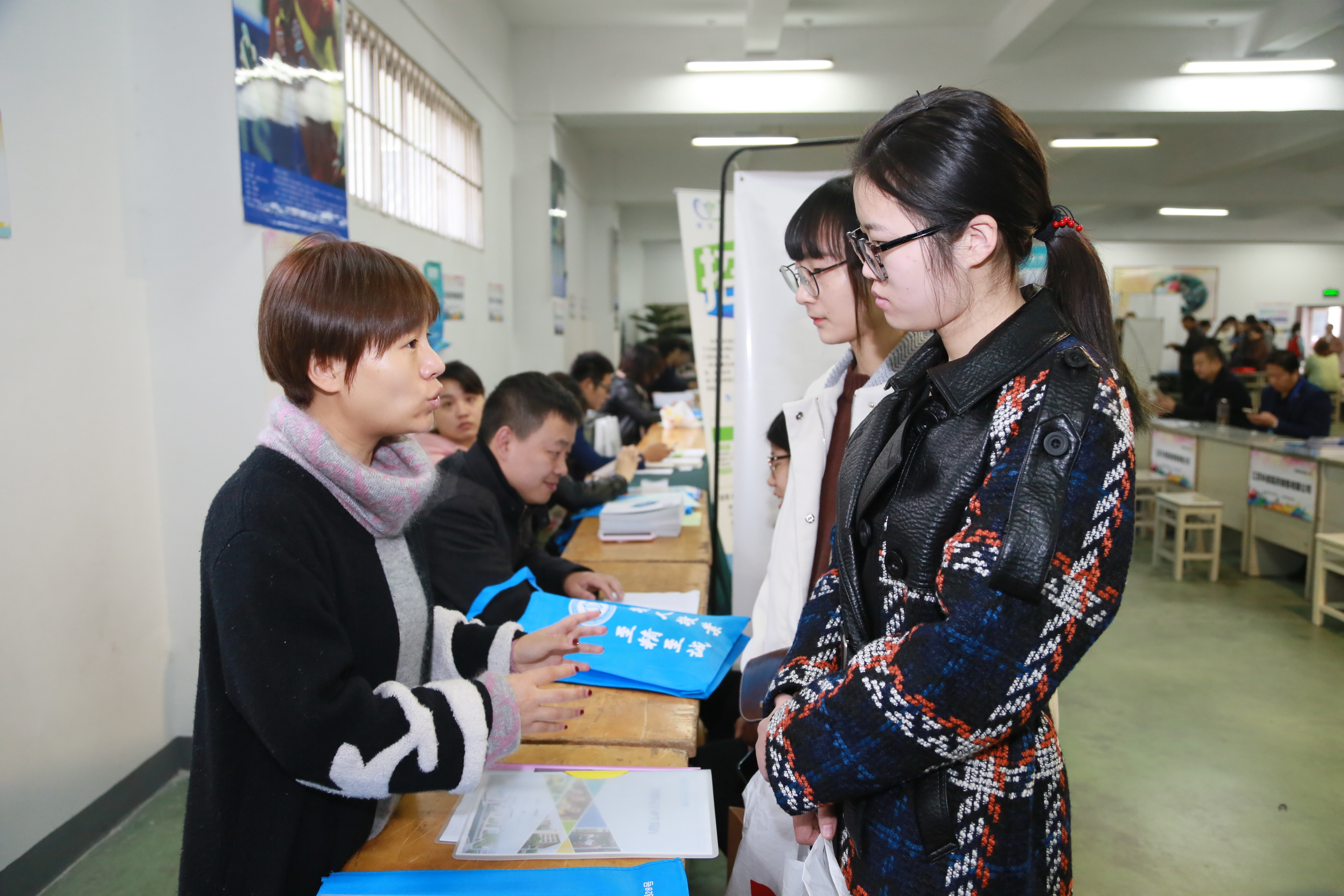 书院校区用人单位招聘现场.JPG