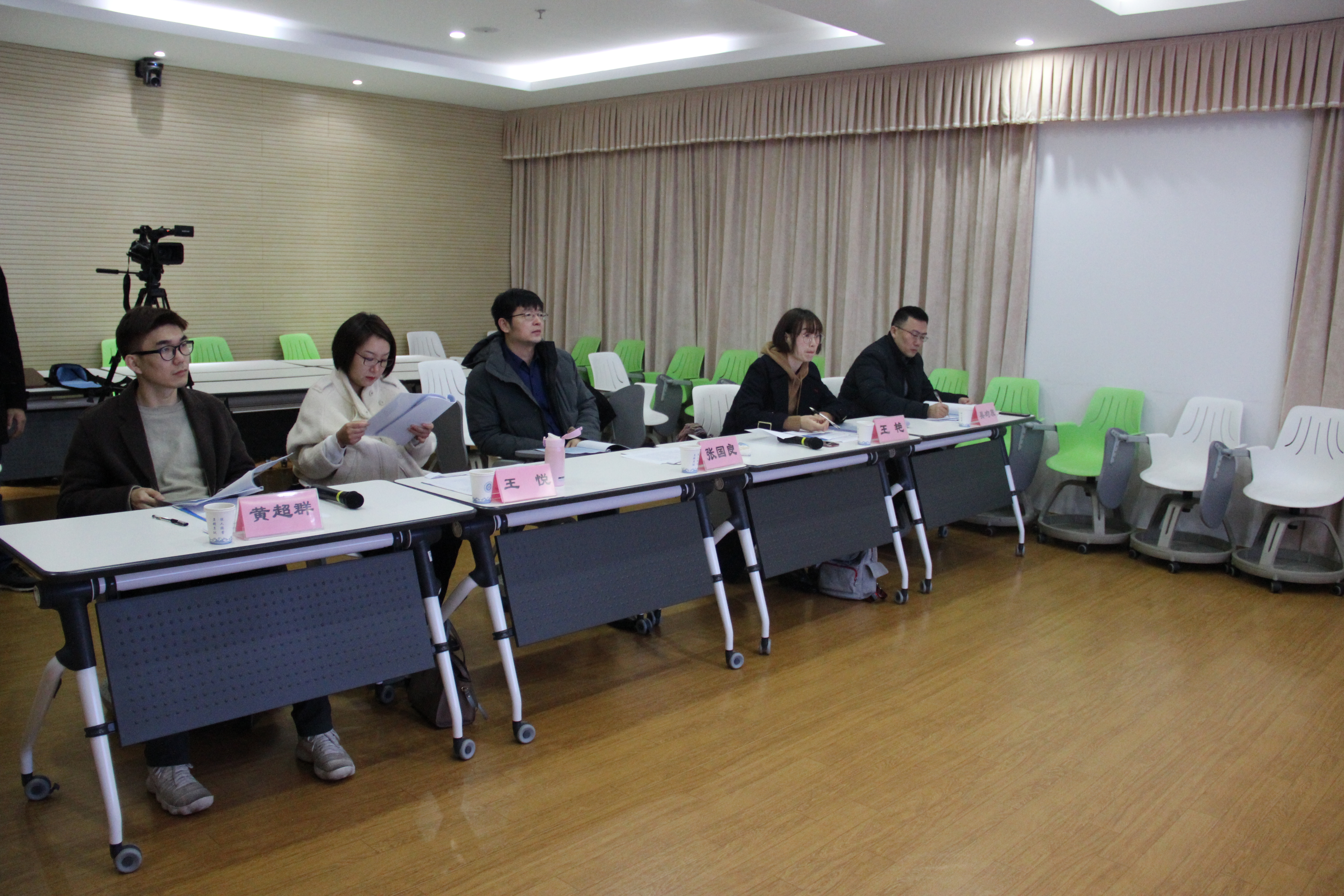 评委老师认真听取项目介绍.JPG