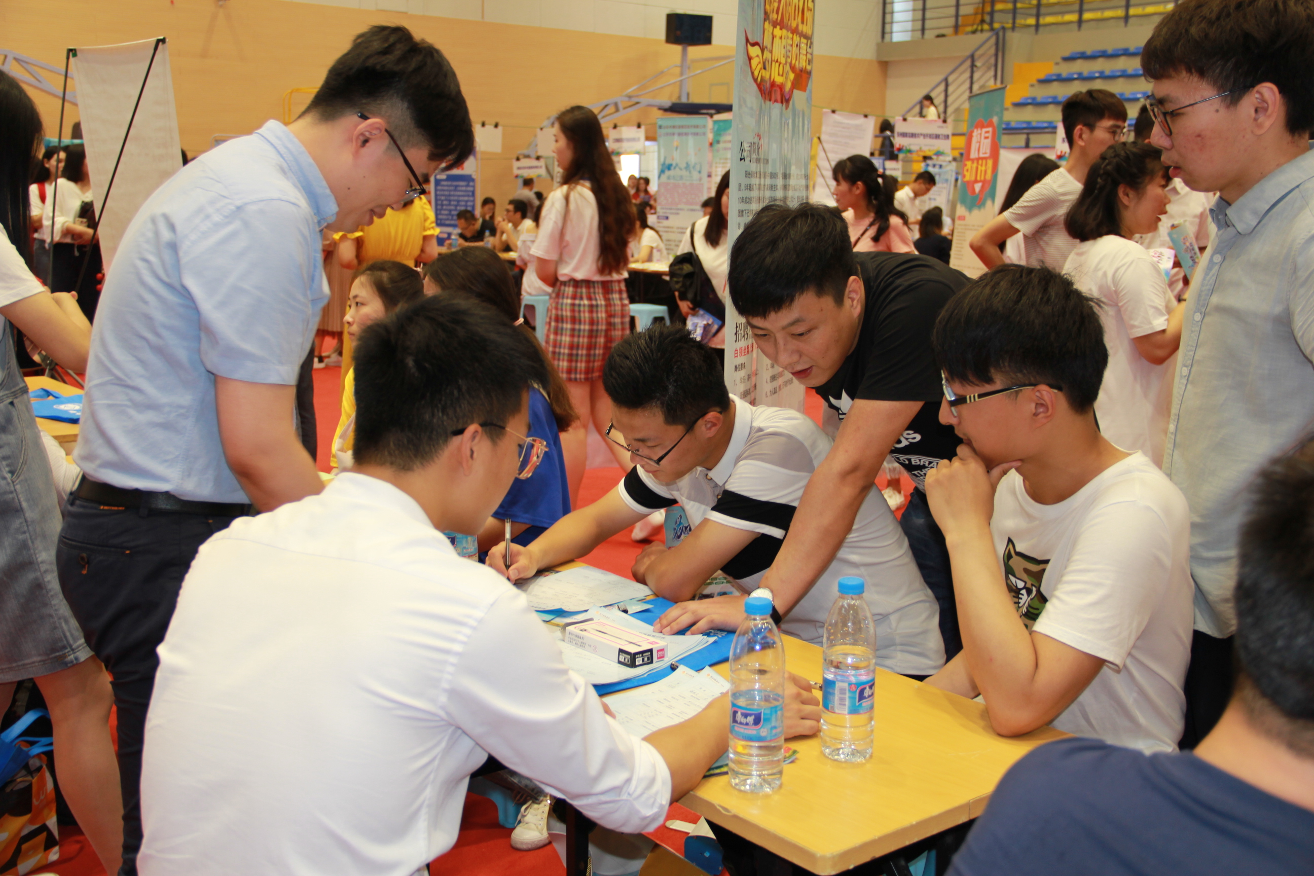 学生踊跃咨询.JPG