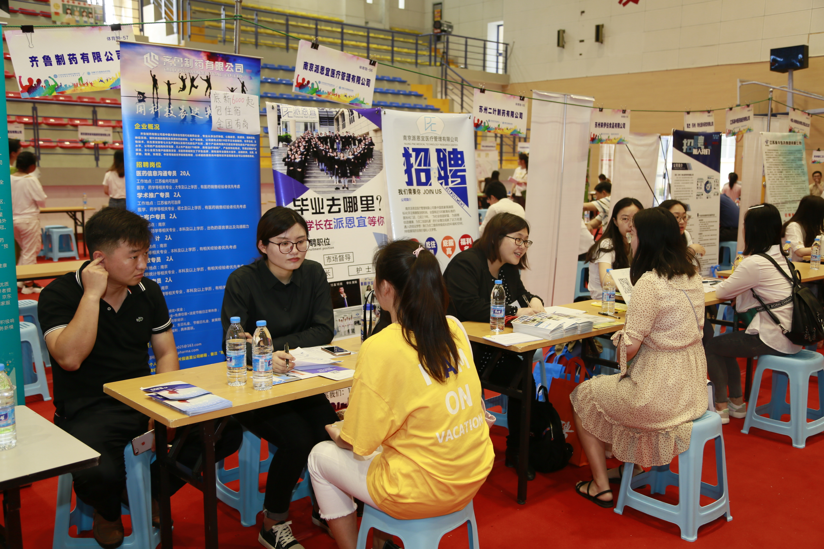 学生现场咨询.JPG