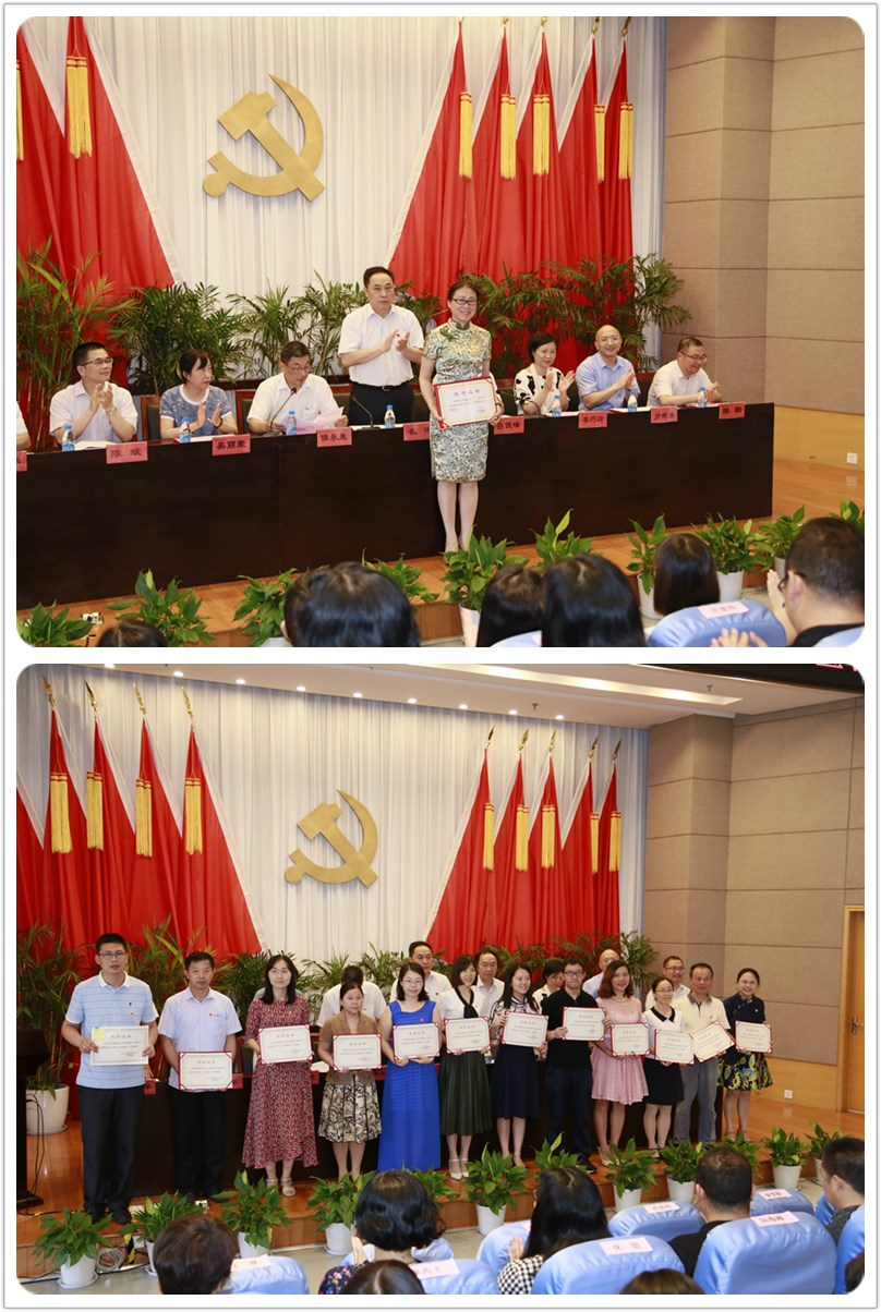 2.省优秀党务工作者及学院优秀共产党员代表上台领奖.jpg