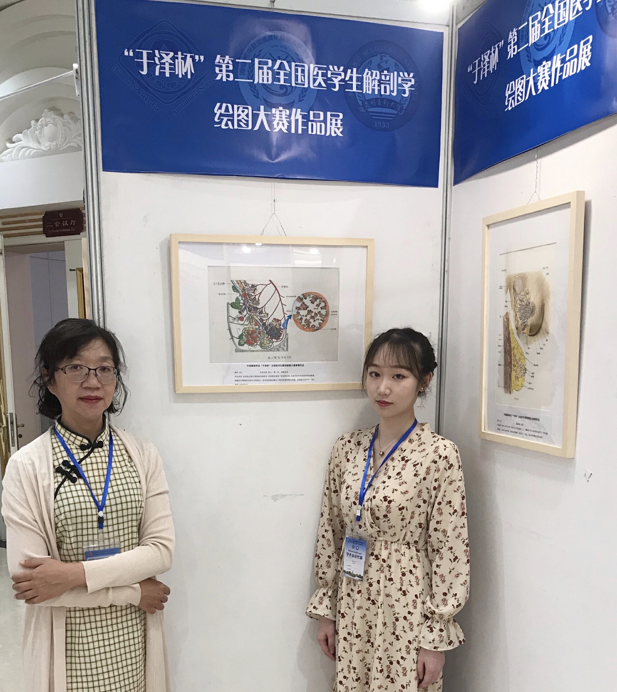 2.师生作品前合影.jpg