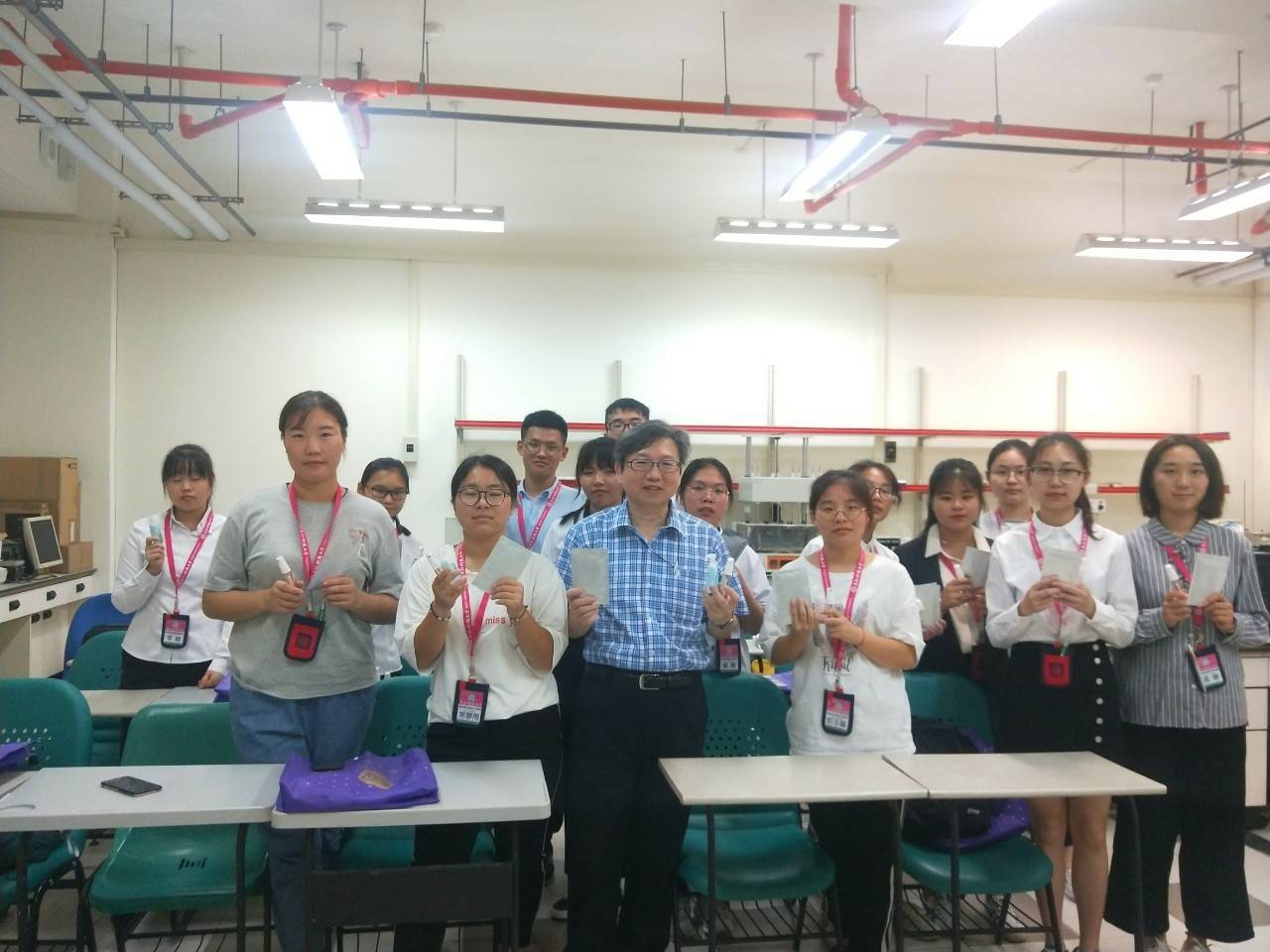 学生药物操作实践.jpg