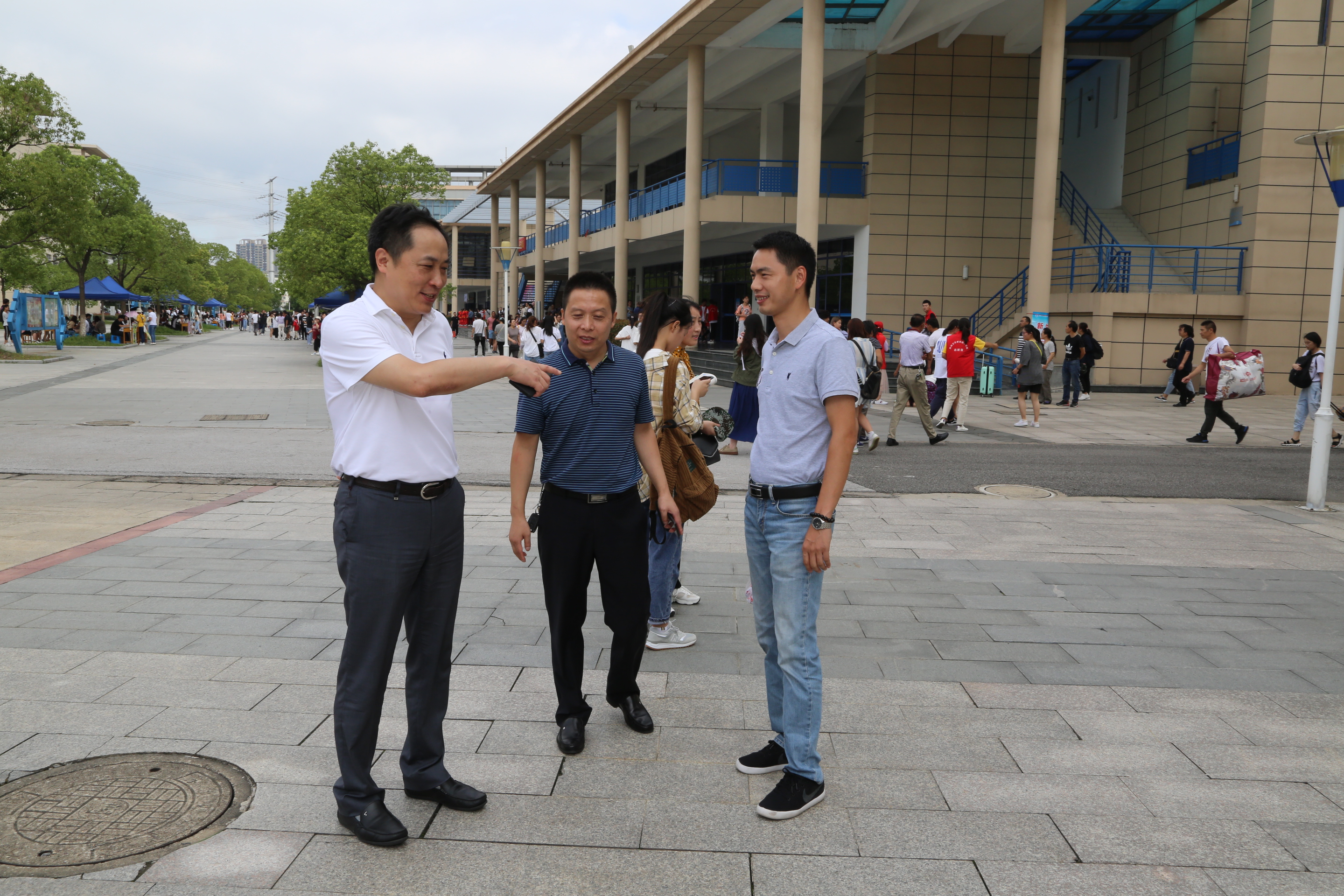 院领导走访迎新现场.JPG