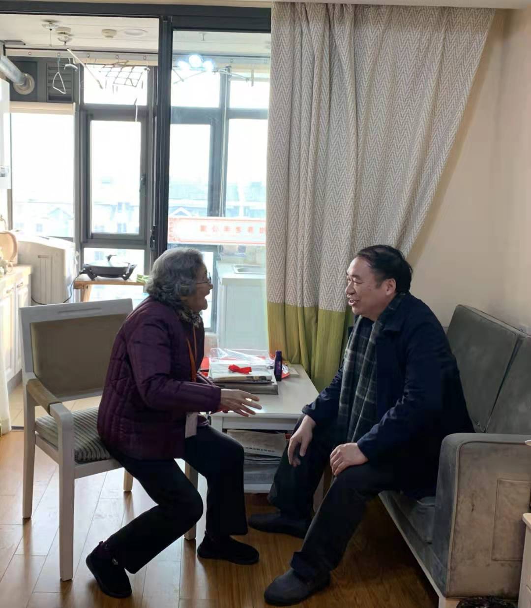 吕俊峰院长慰问离休干部.jpg
