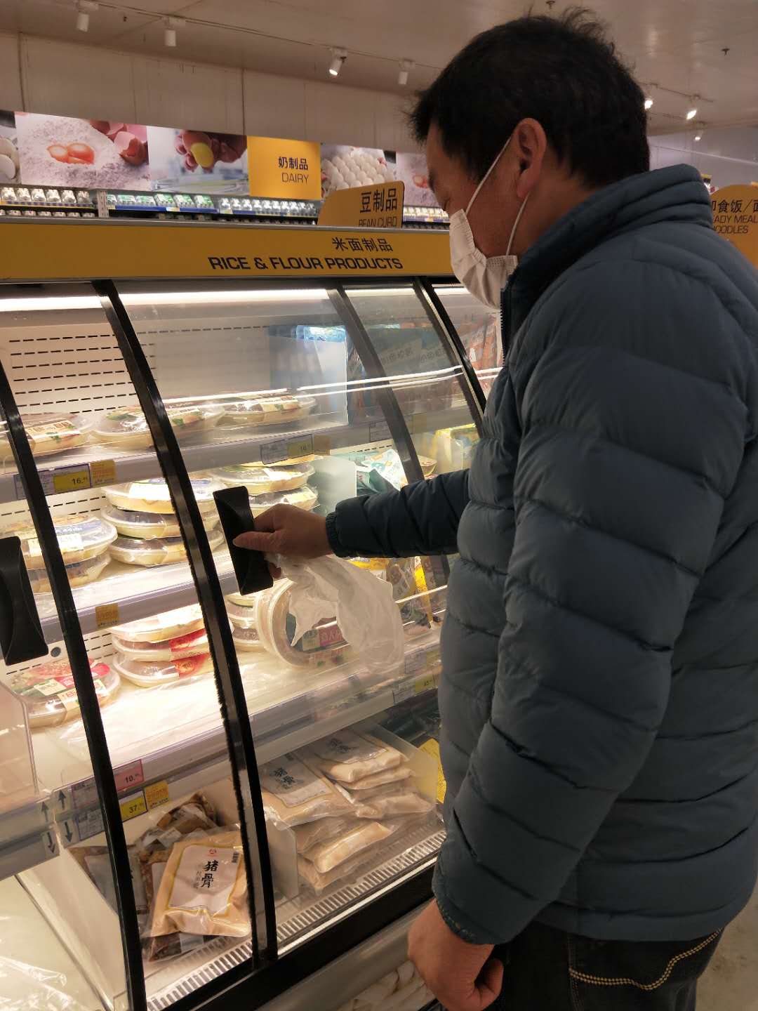 采购员为外教老师采购食材.jpg