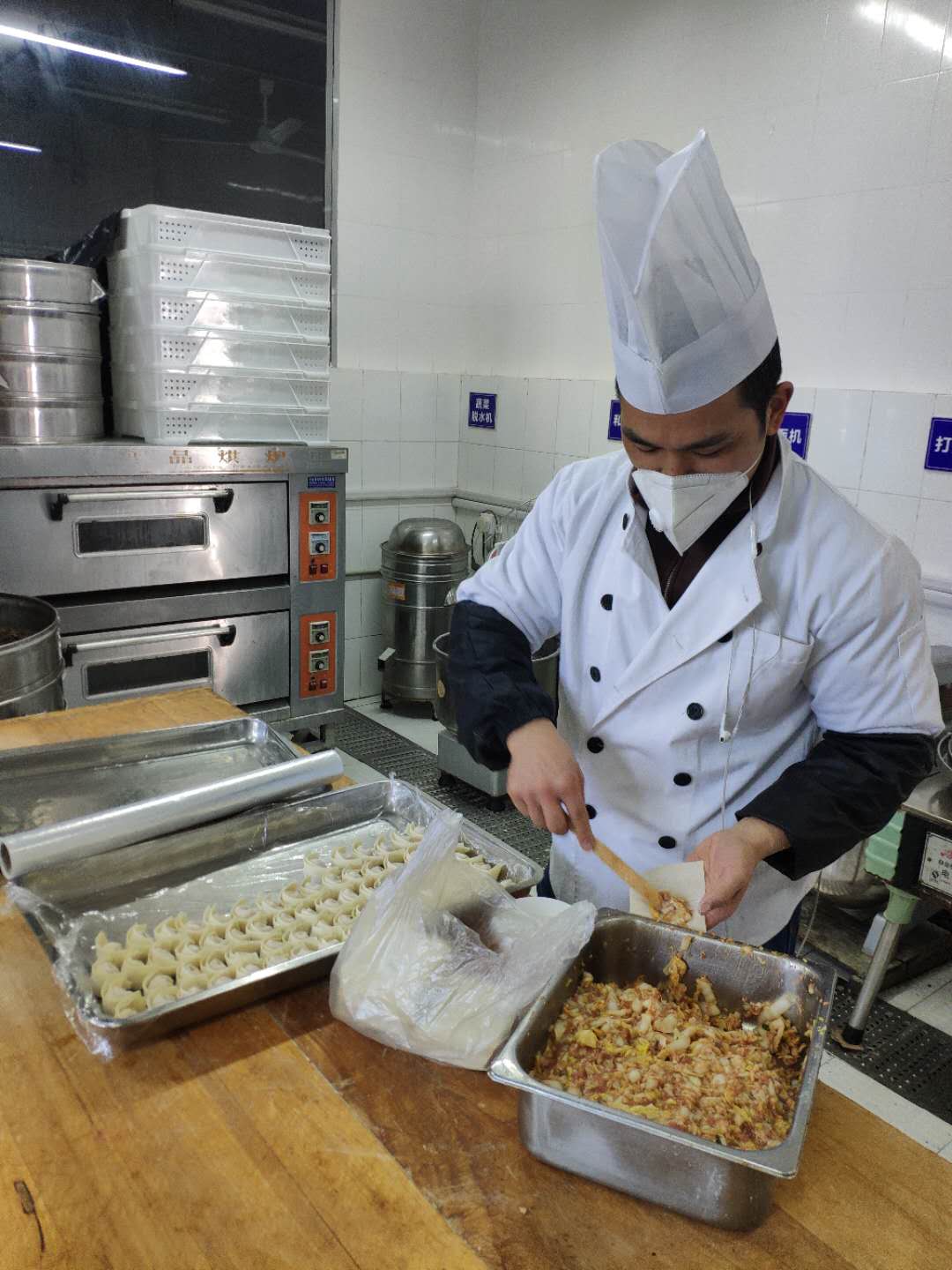 餐饮部为学生免费准备点心、菜肴.jpg