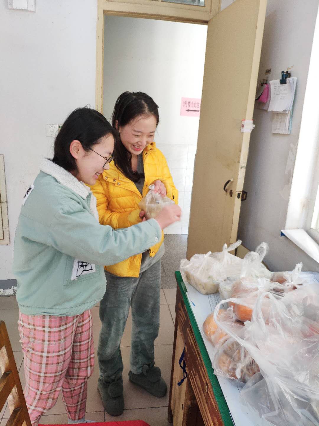 留校学生领取餐饮部准备的菜肴、点心、零食等食品.jpg