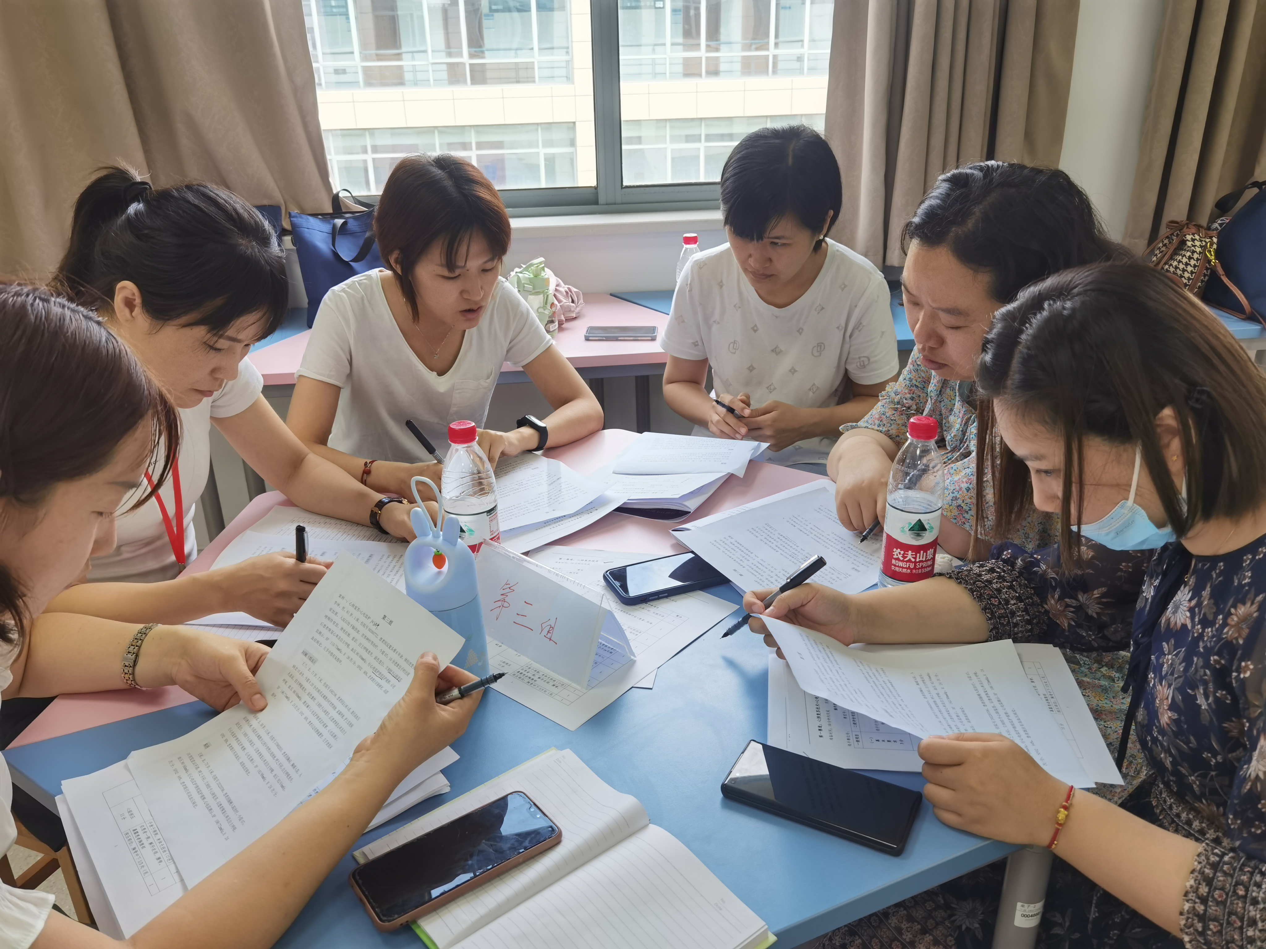 学员认真研读赛程.png
