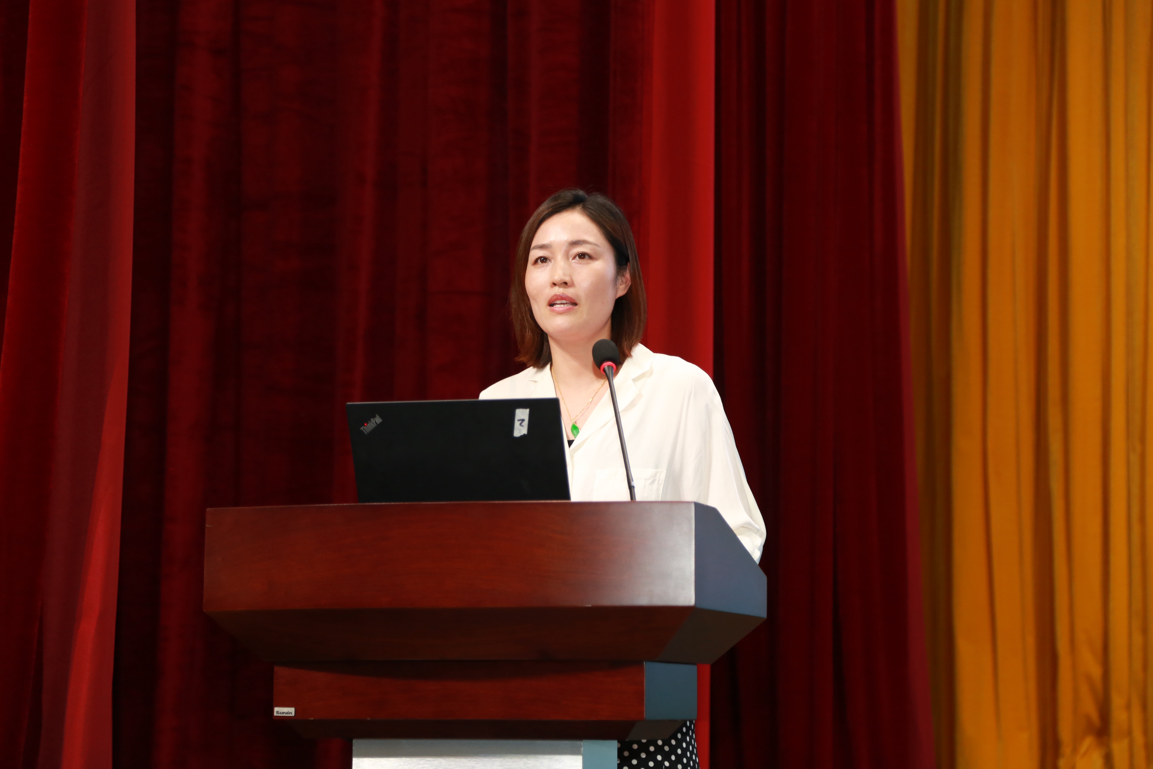 教师代表发言.JPG