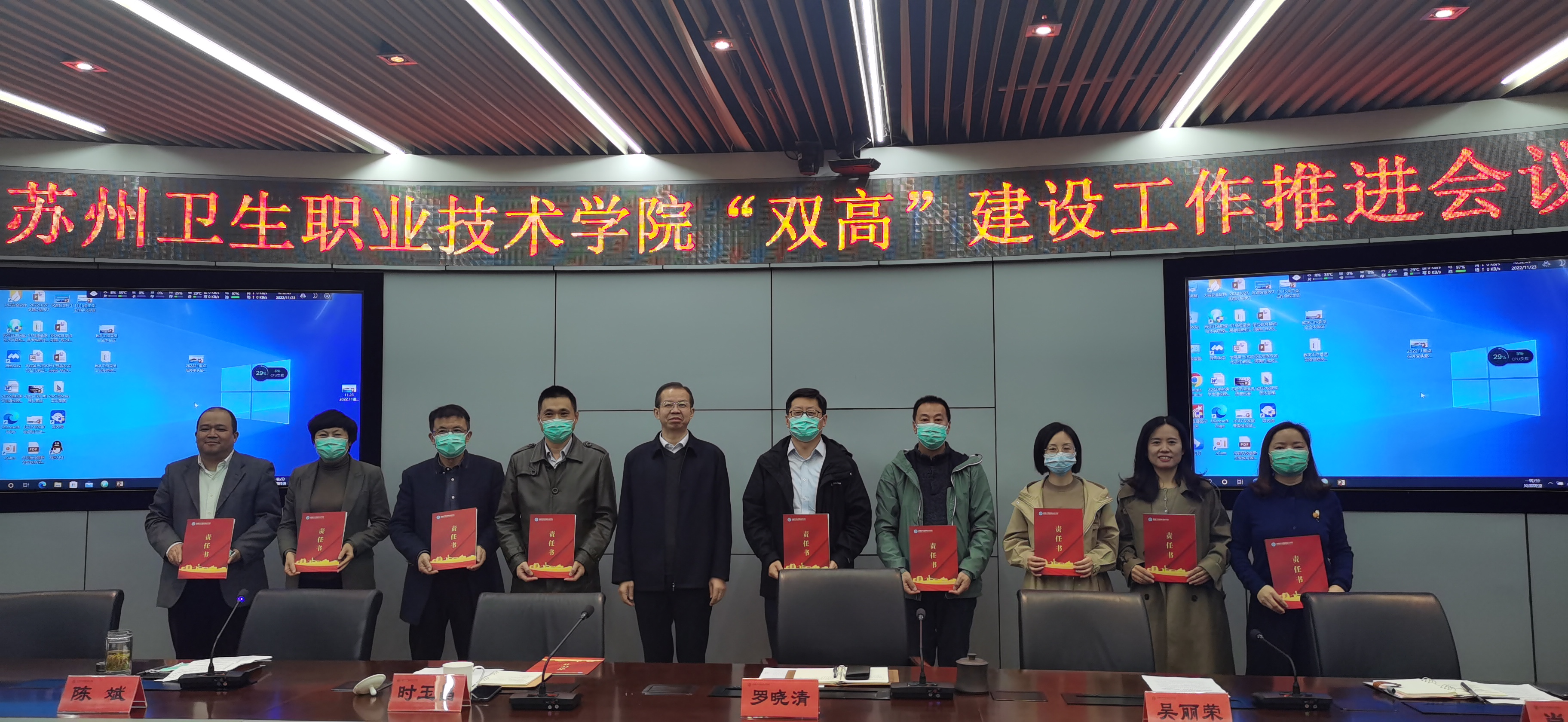 项目建设组负责人向时书记递交责任书(1).jpg