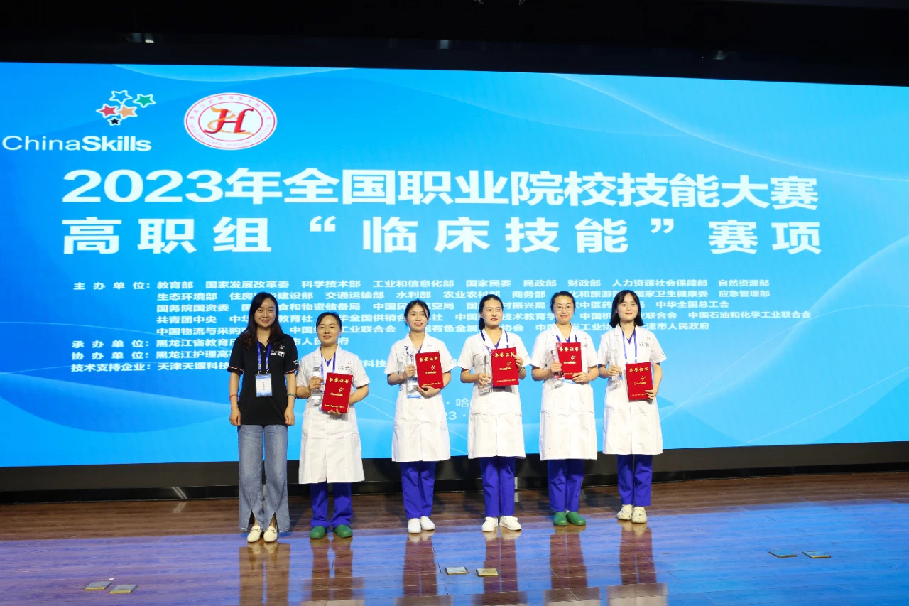 教师赛一等奖合影（右一：孙静）.JPG