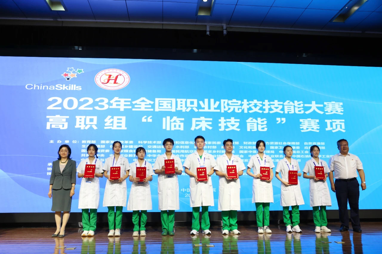 学生赛二等奖合影（右四：杨蔡杰）.JPG