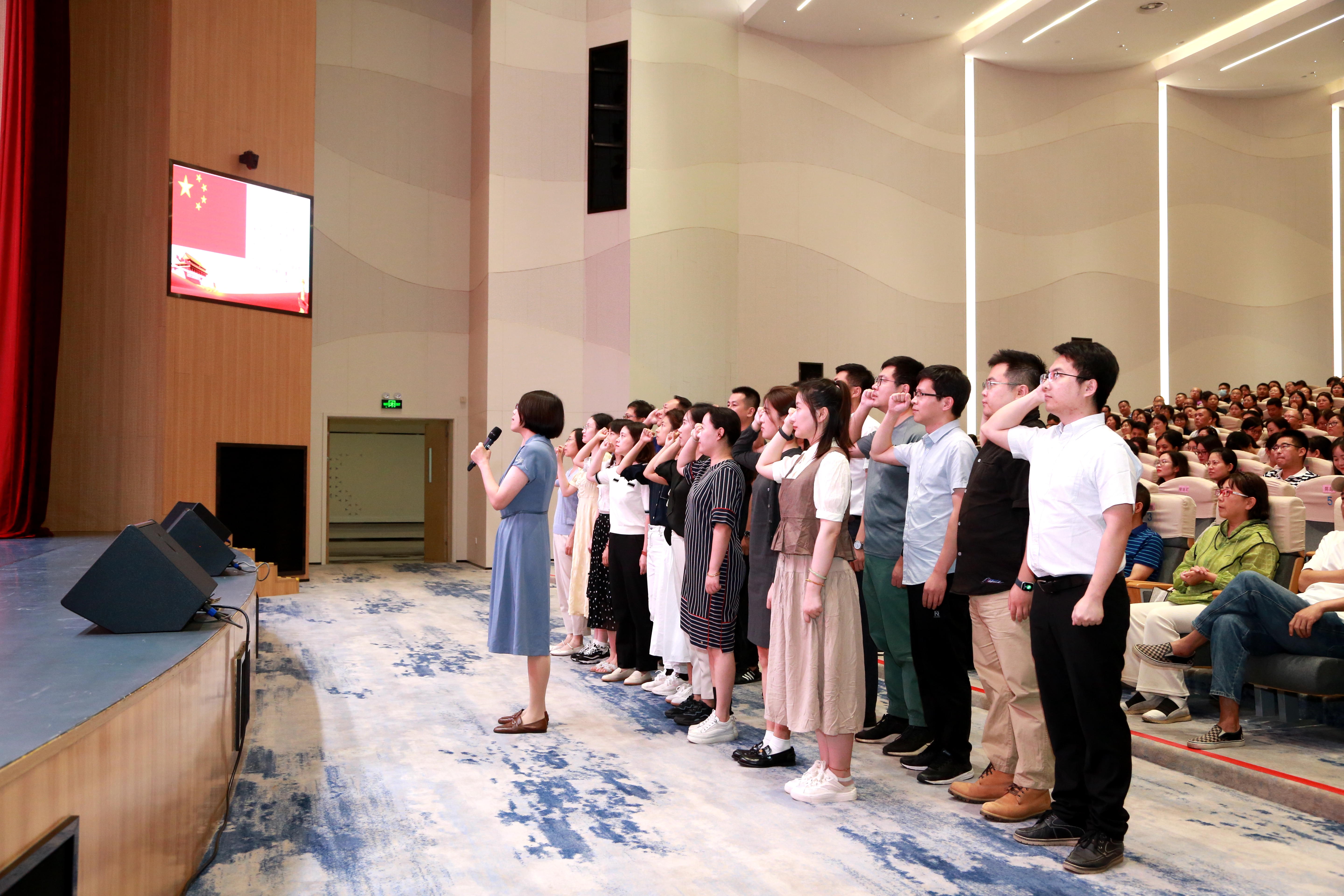 新教师入职宣誓.JPG