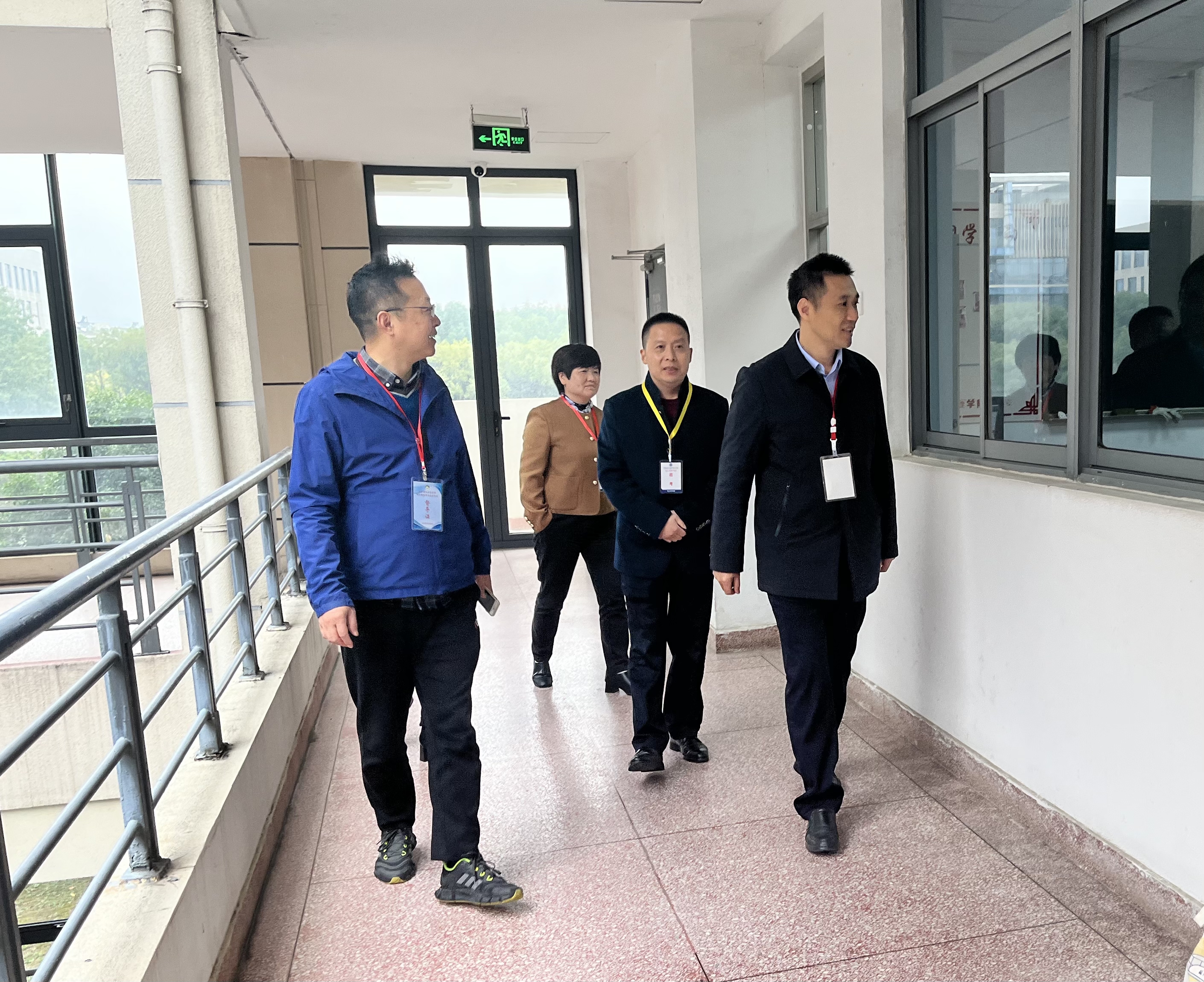 校领导考试现场巡查.jpg