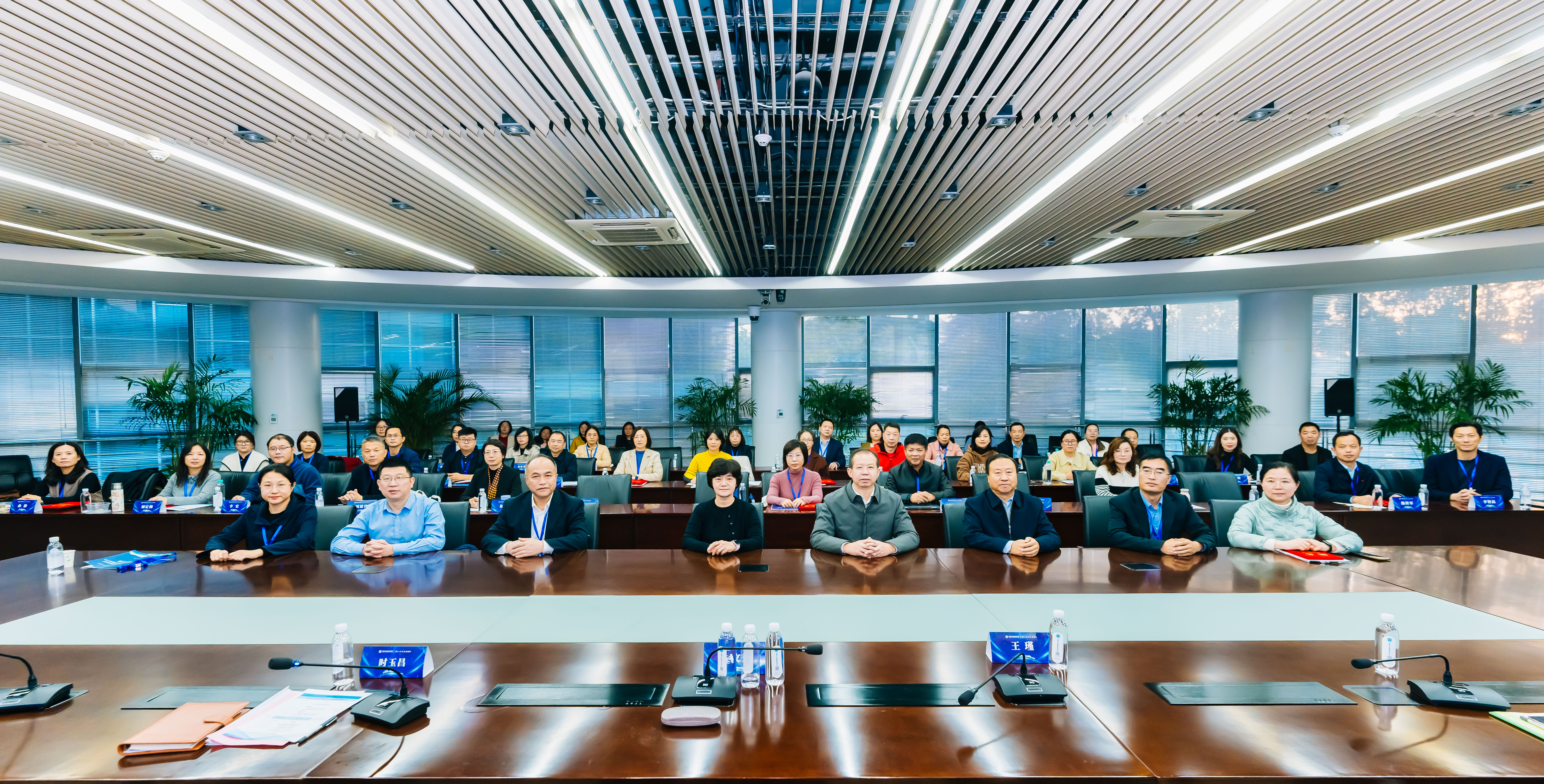 图3 全体与会代表合影留念.jpg