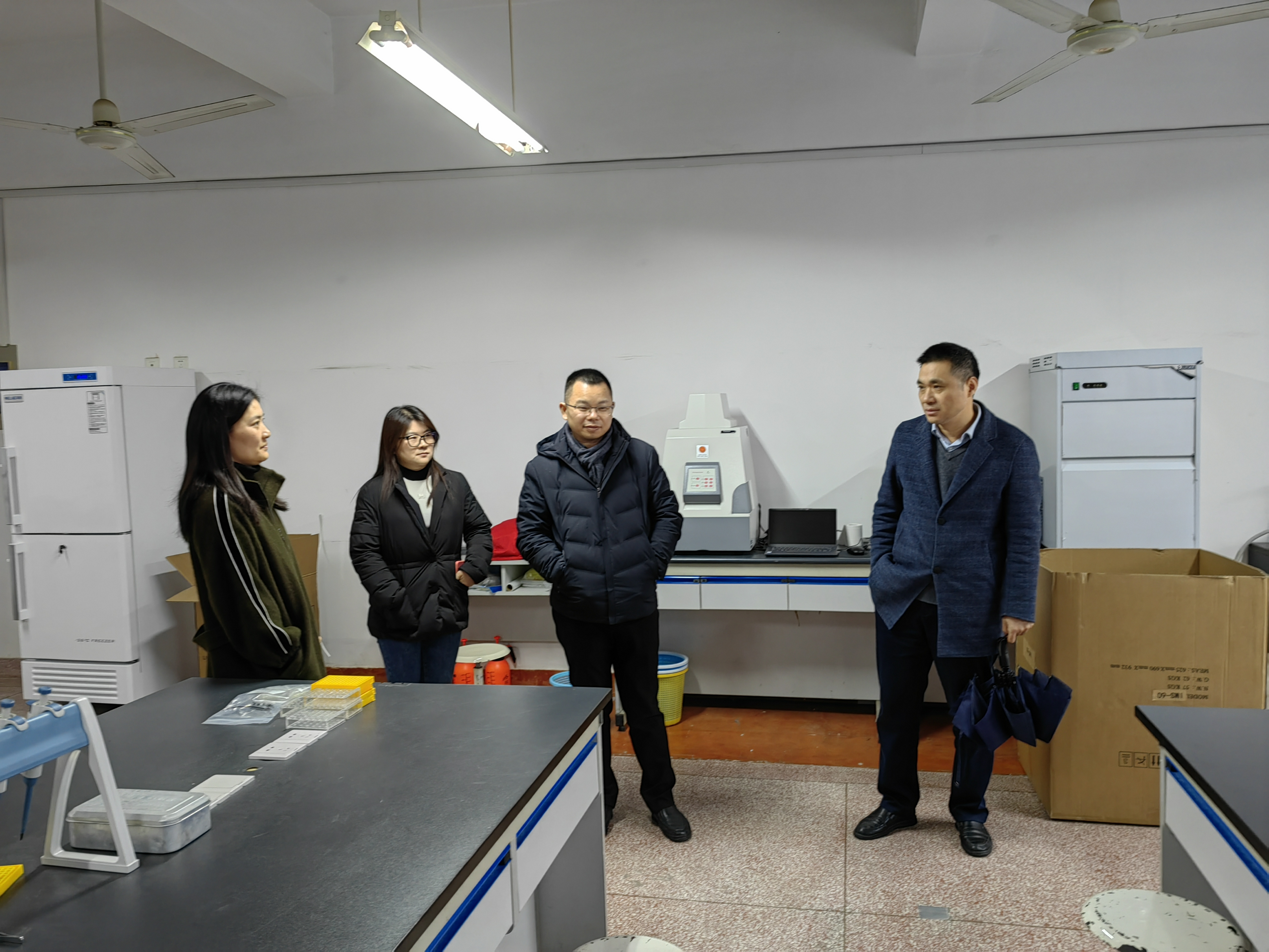 公共卫生学院实验室.jpg