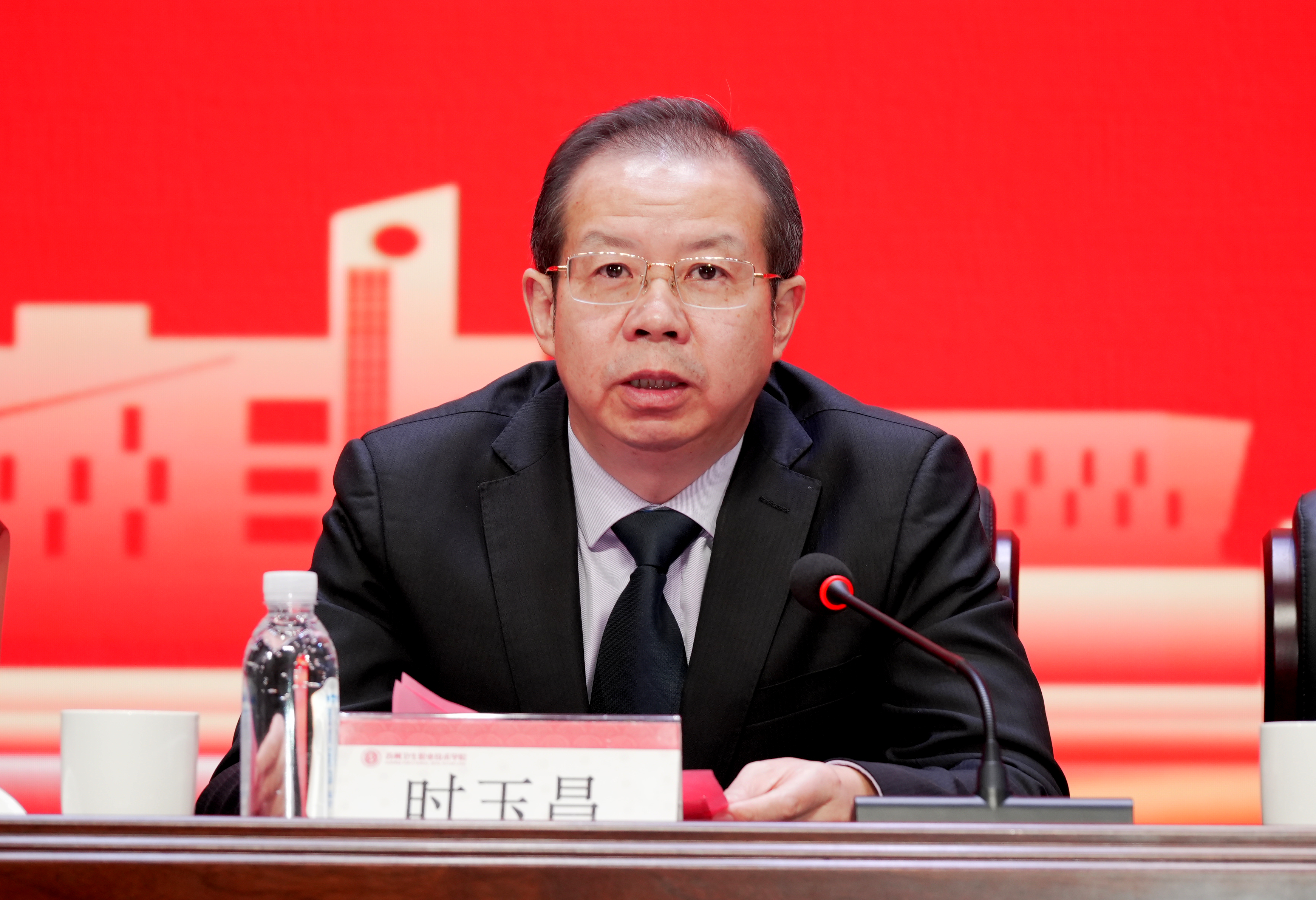 教职工大会照片1(1).jpg