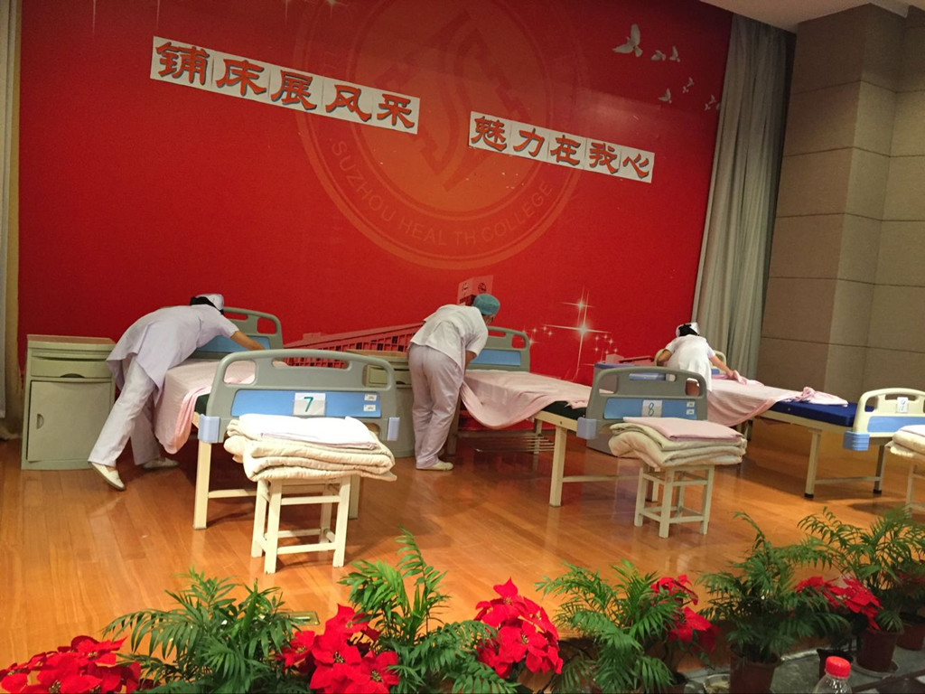比赛选手在铺床.jpg