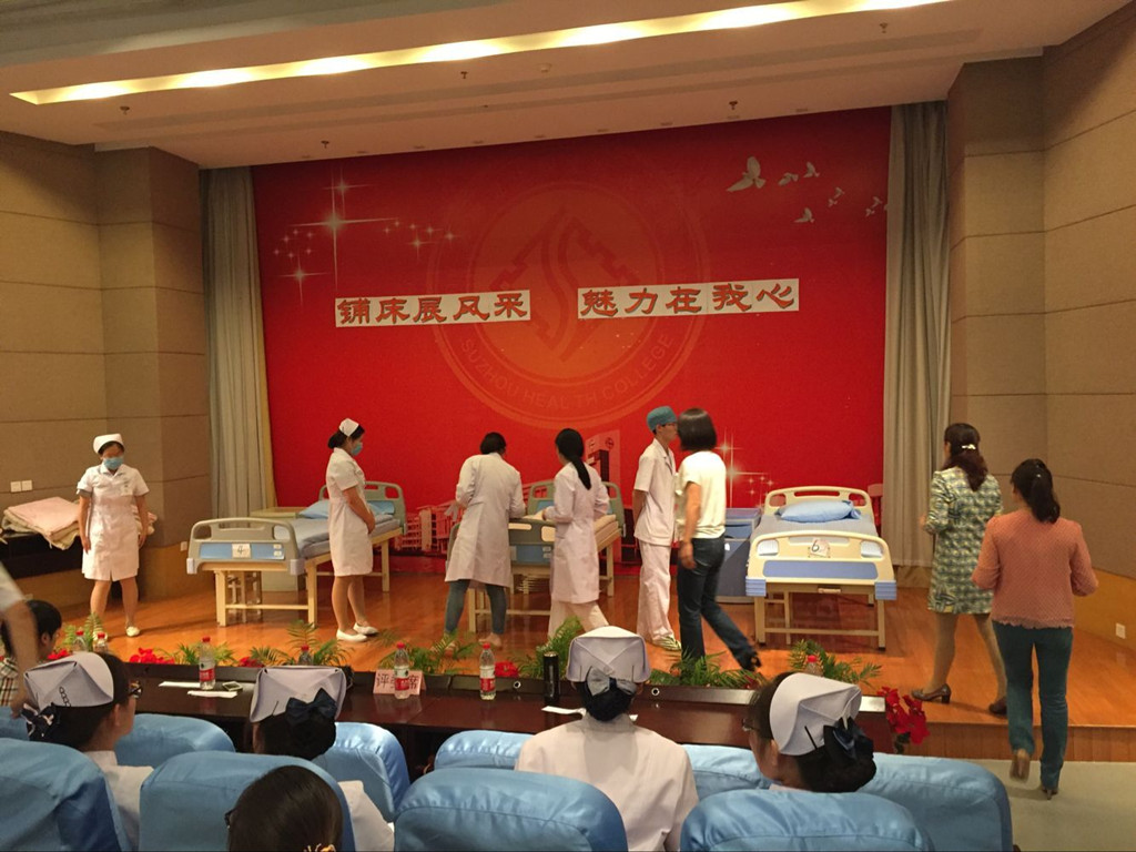 评委老师上台检查.jpg