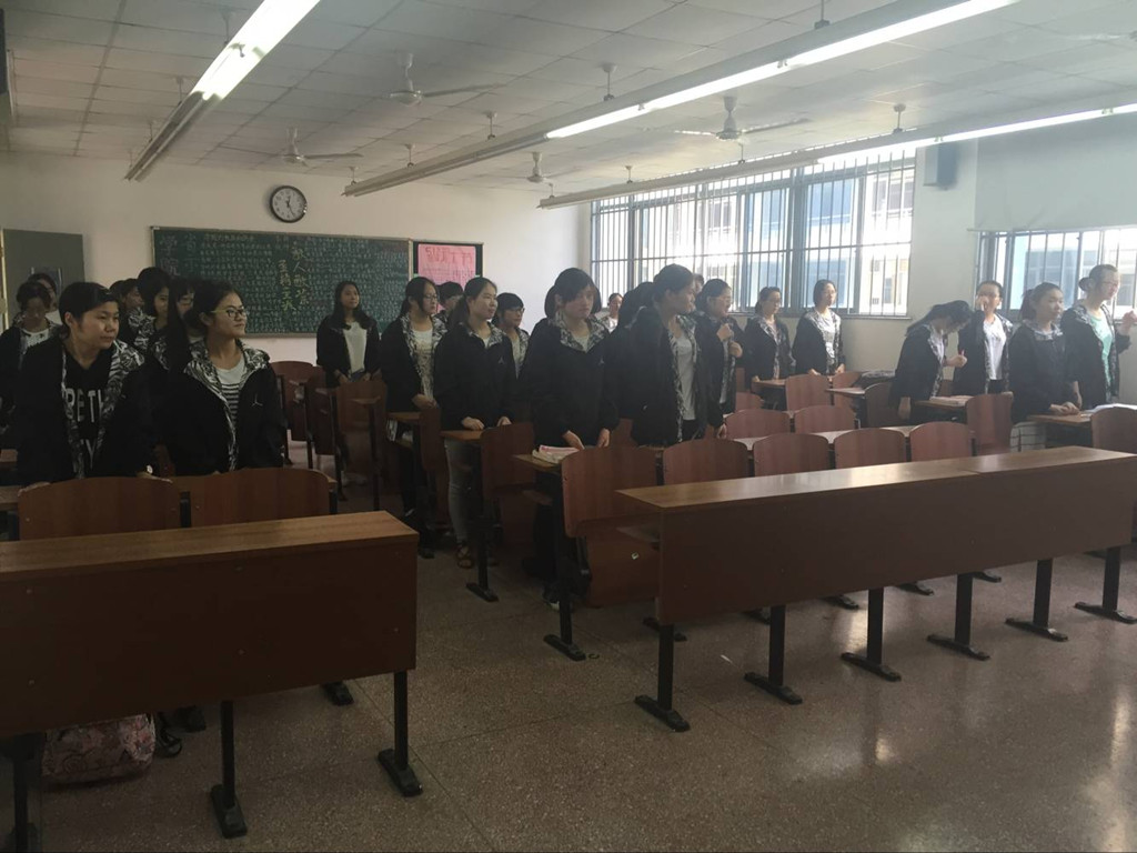 全班起立唱国歌.jpg