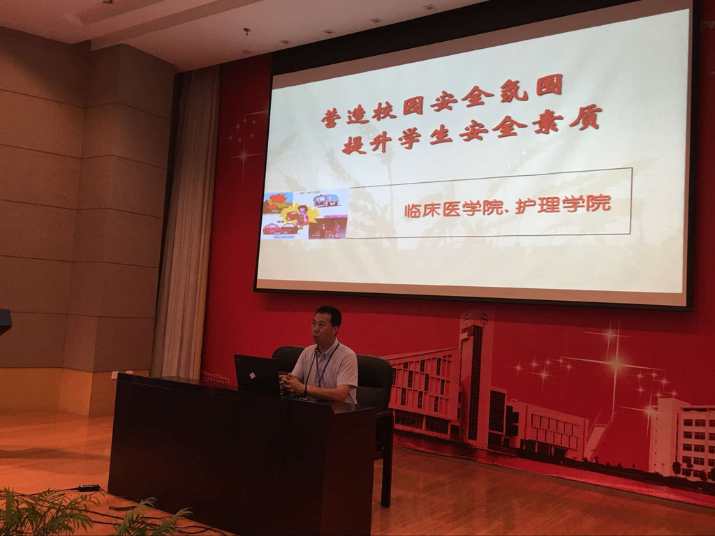 孙来义主任给学生做安全讲座.jpg