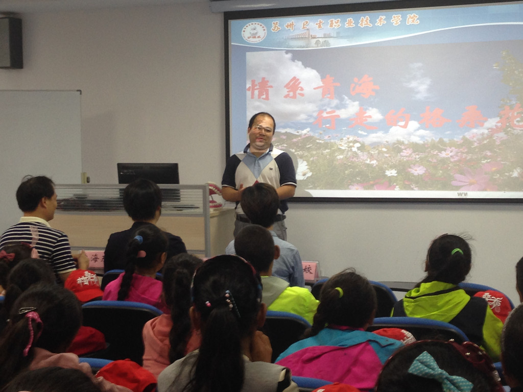 宋悦宁副书记向同学们介绍学校情况.JPG