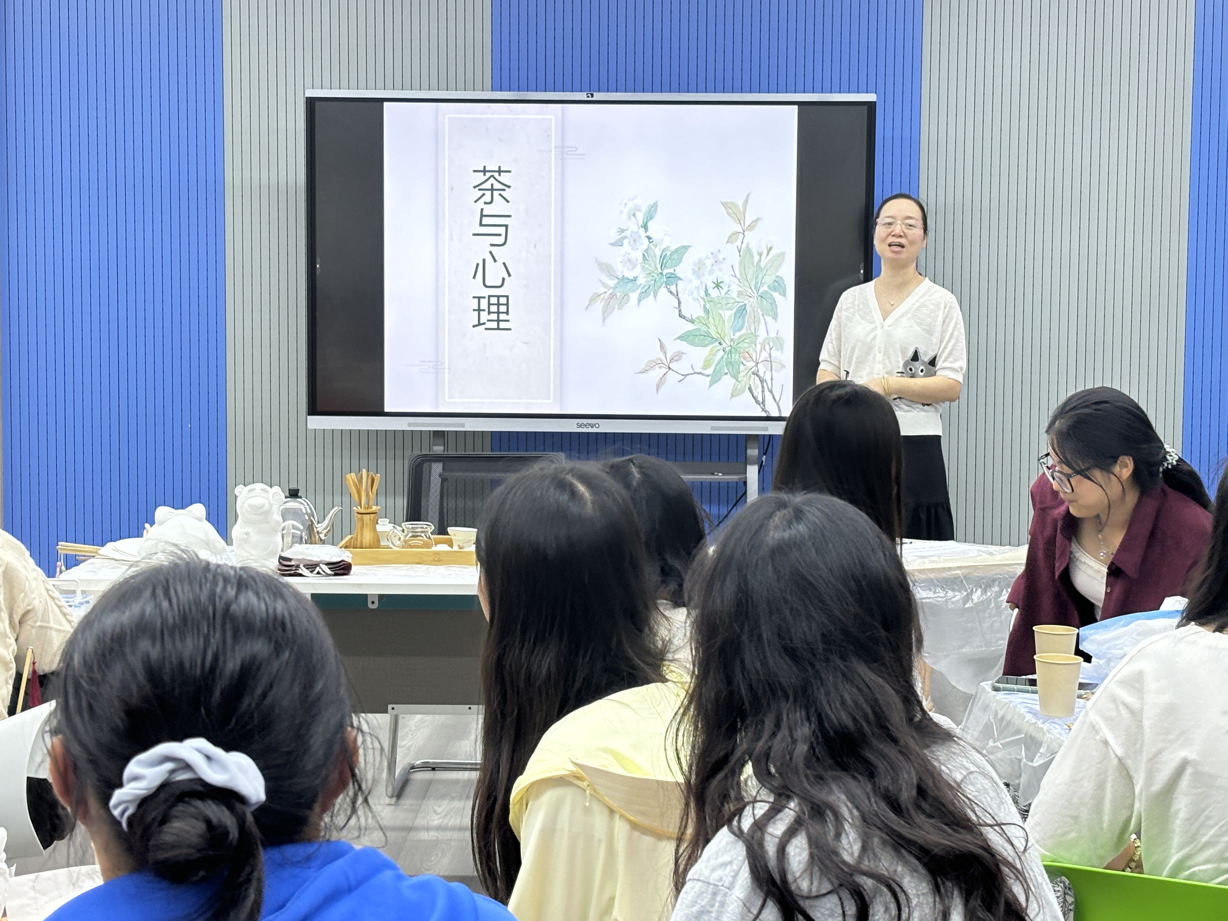 0925健康管理学院+书贤社区开展“品茗绘心，心艺同行：专属DIY时光”新生心理适应性沙龙活动图1.jpg