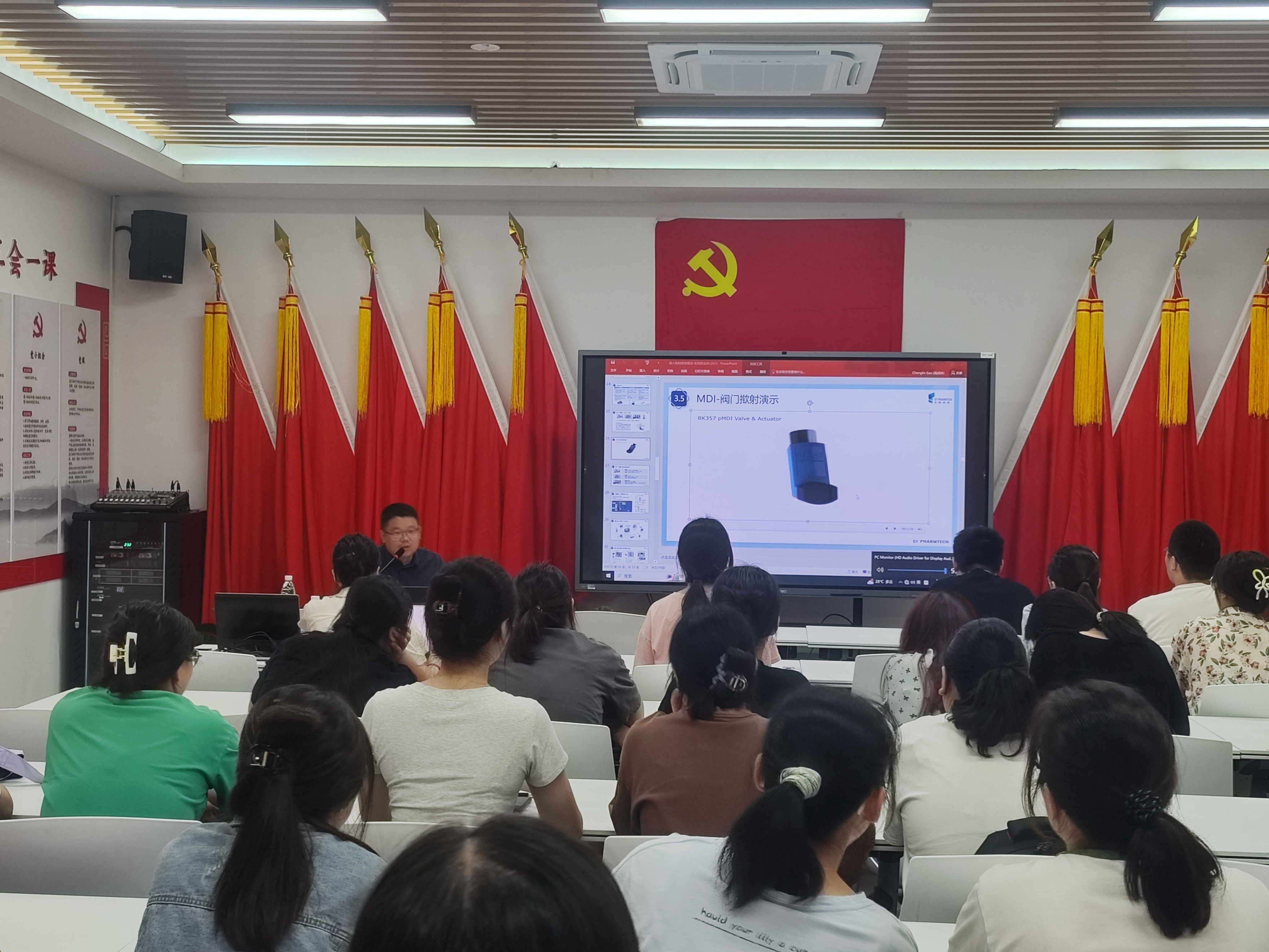 高院长向学生介绍吸入制剂装置.jpg