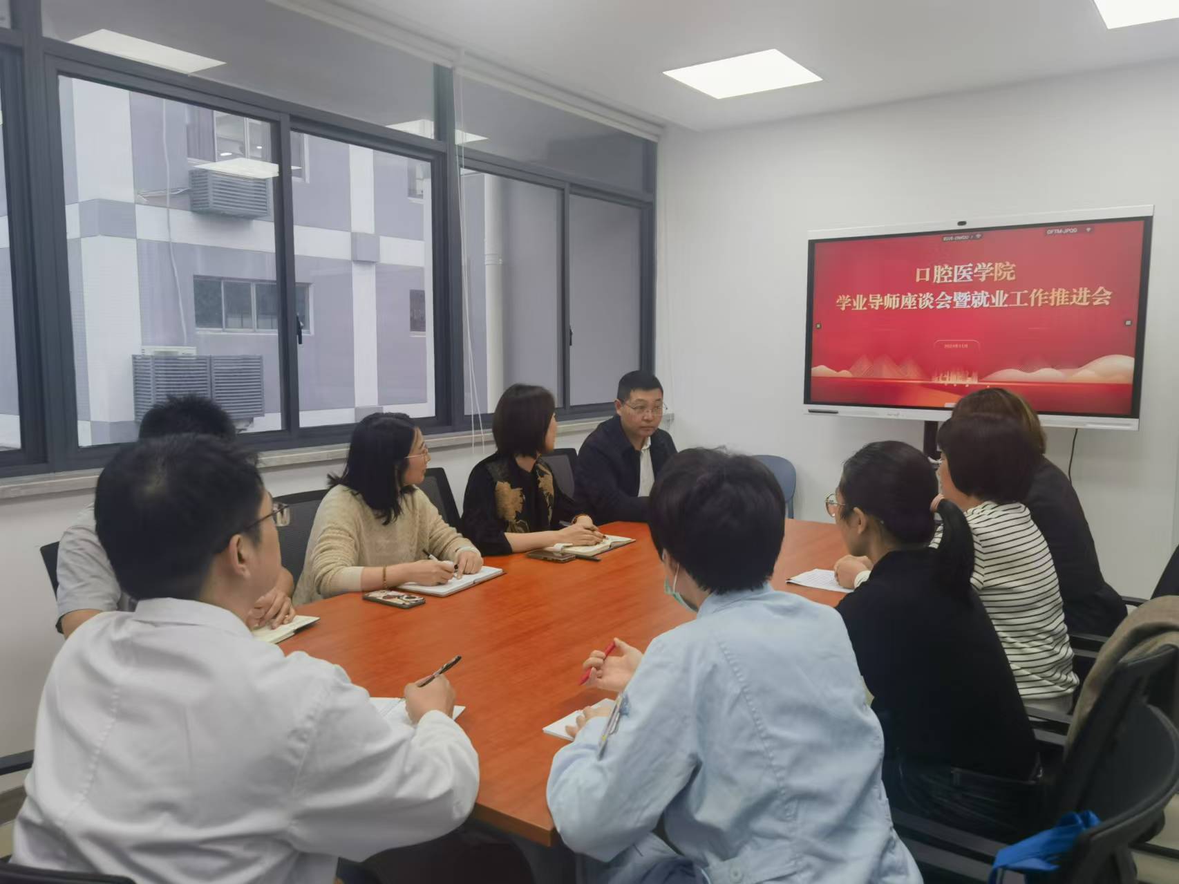 座谈会.jpg