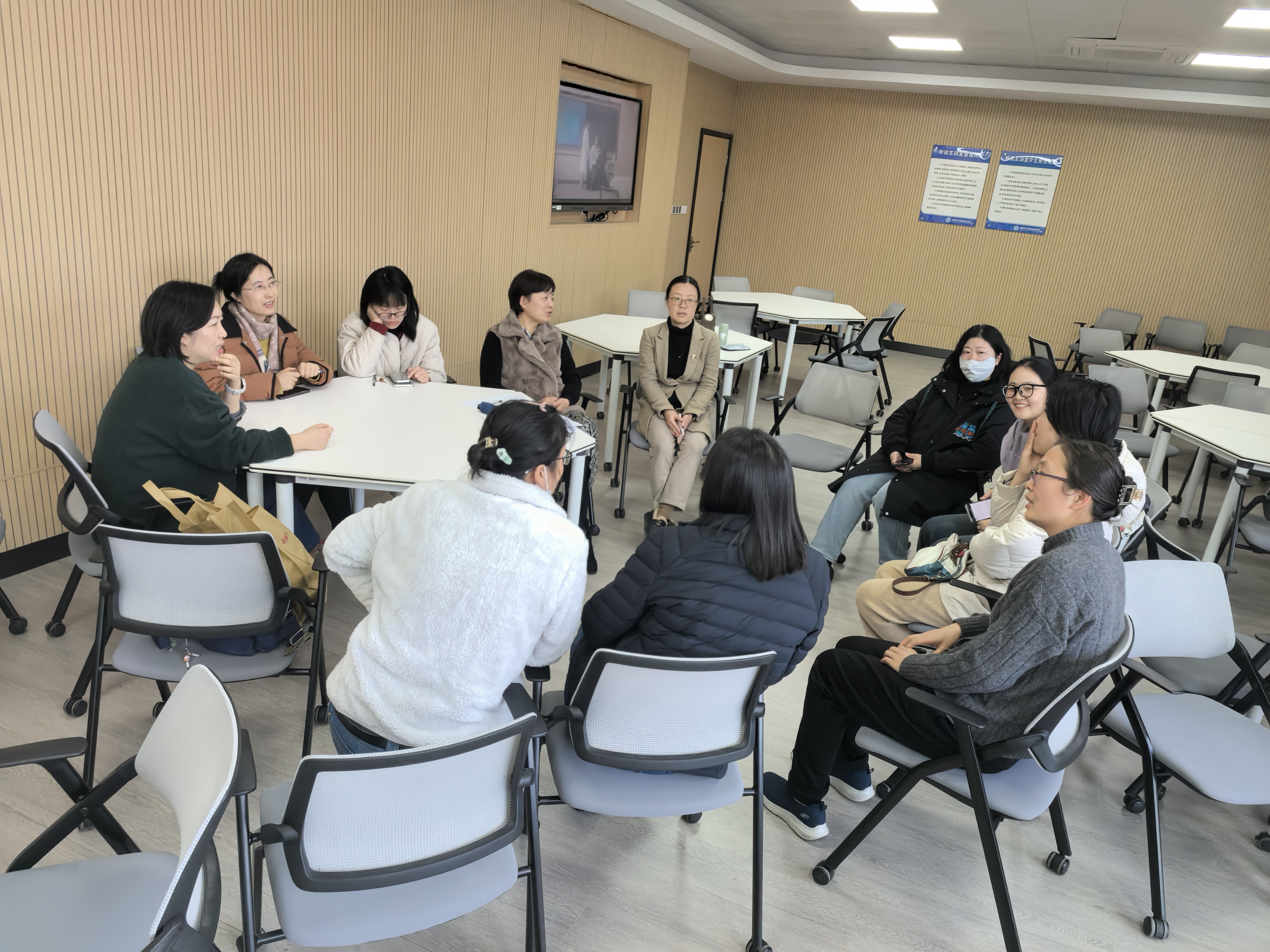 公共基础部再次召开外语技能大赛筹备会会议照片+2月28日下午+知真楼2楼听说实训室+外语技能竞培小组全体老师+李新红.jpg