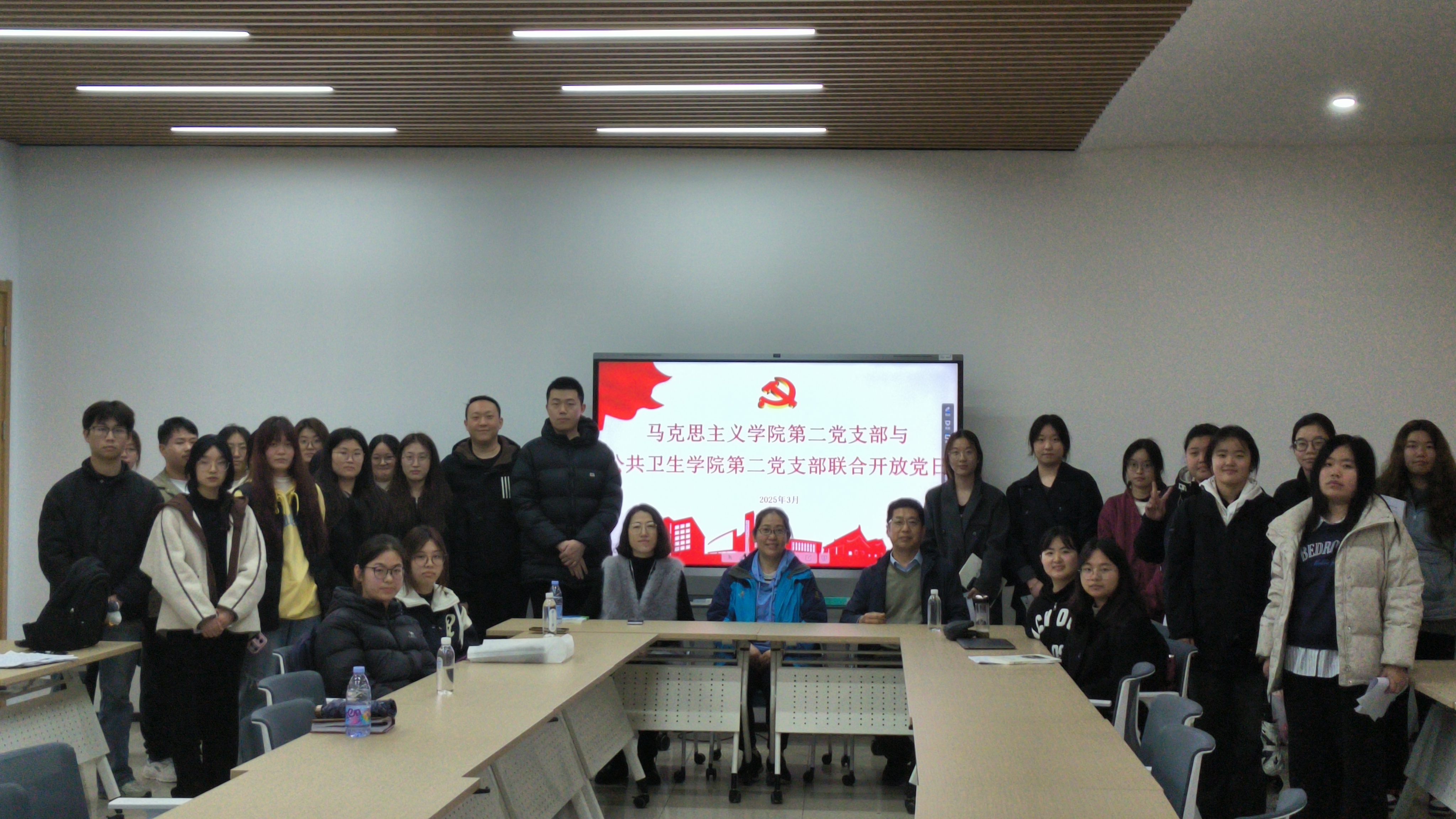 马克思主义学院与公共卫生学院联合开展生态文明主题开放党日活动.jpg