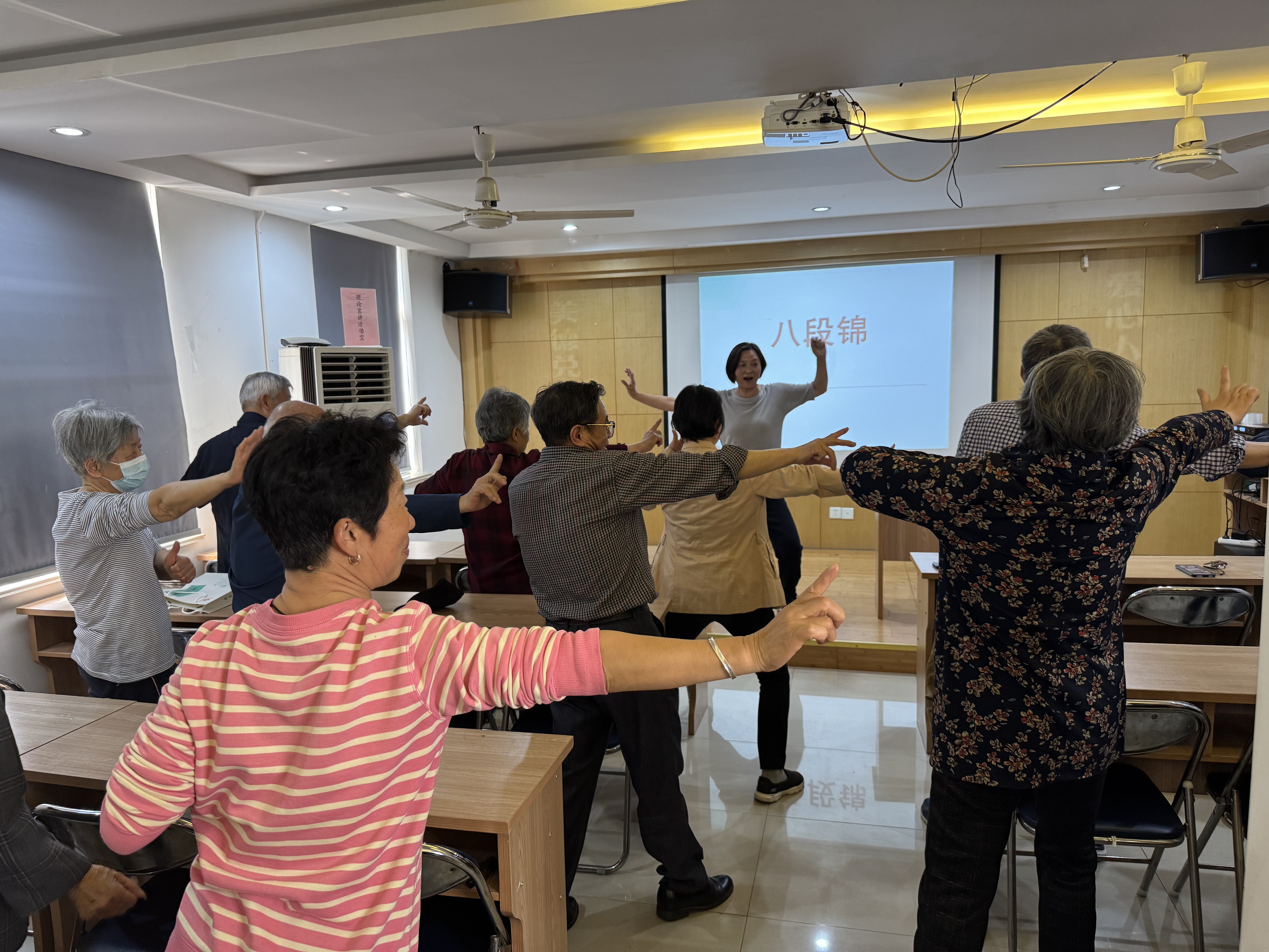3公共基础部与体育部联合党总支走进杨枝社区，开展“传承吴地文化 提升健康素养”科普活动+3月26日下午+杨枝社区+丁文娟教授居民八段锦+武真真.jpg