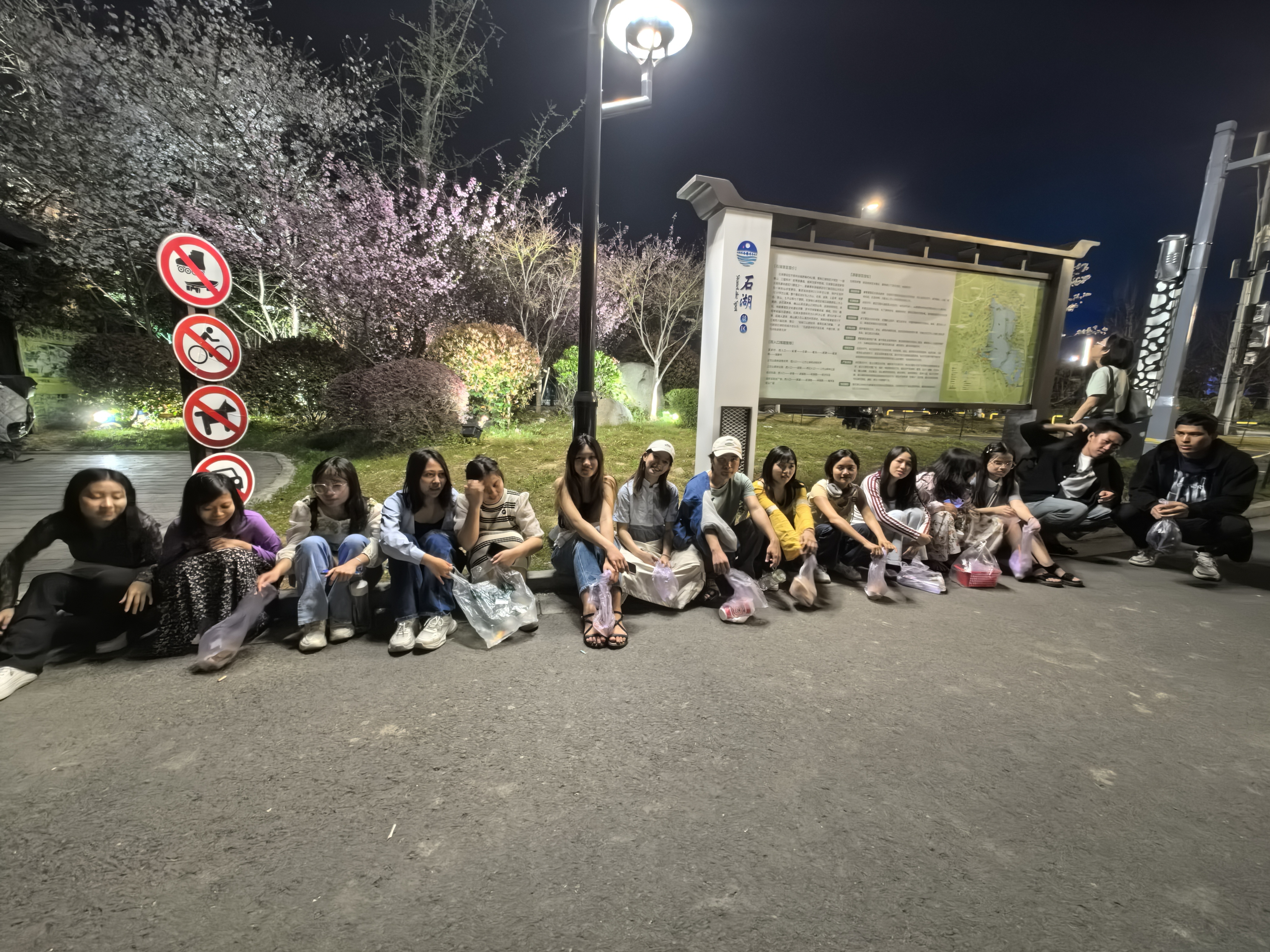 1公共基础部全民阅读活动之“将传躬耕”耕读活动照片+4月14日下午+石湖边+李新红 (9).jpg