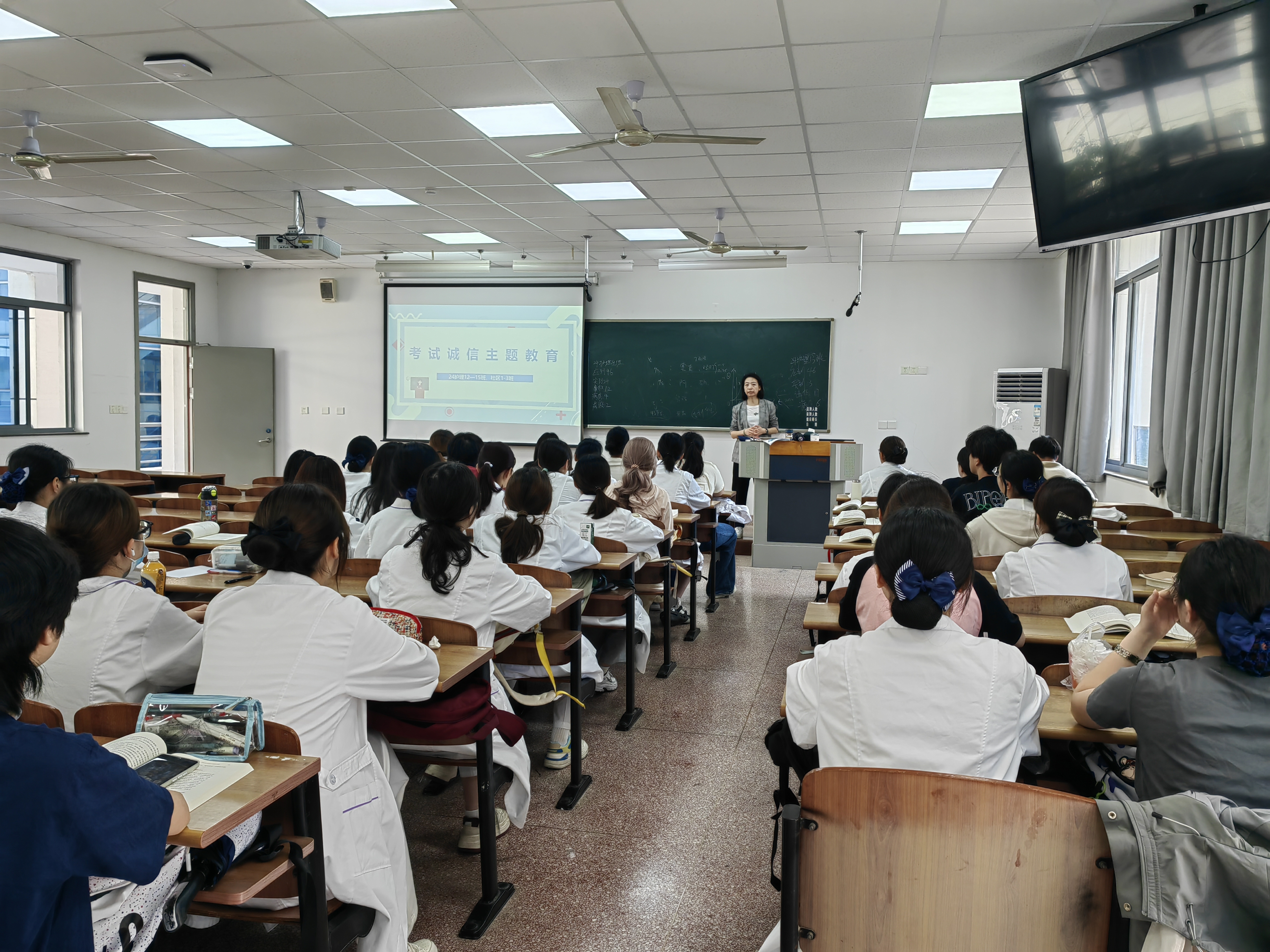 0418护理学院+诚信考试，铸就学风之魂——护理学院开展诚信考试主题班会.jpg