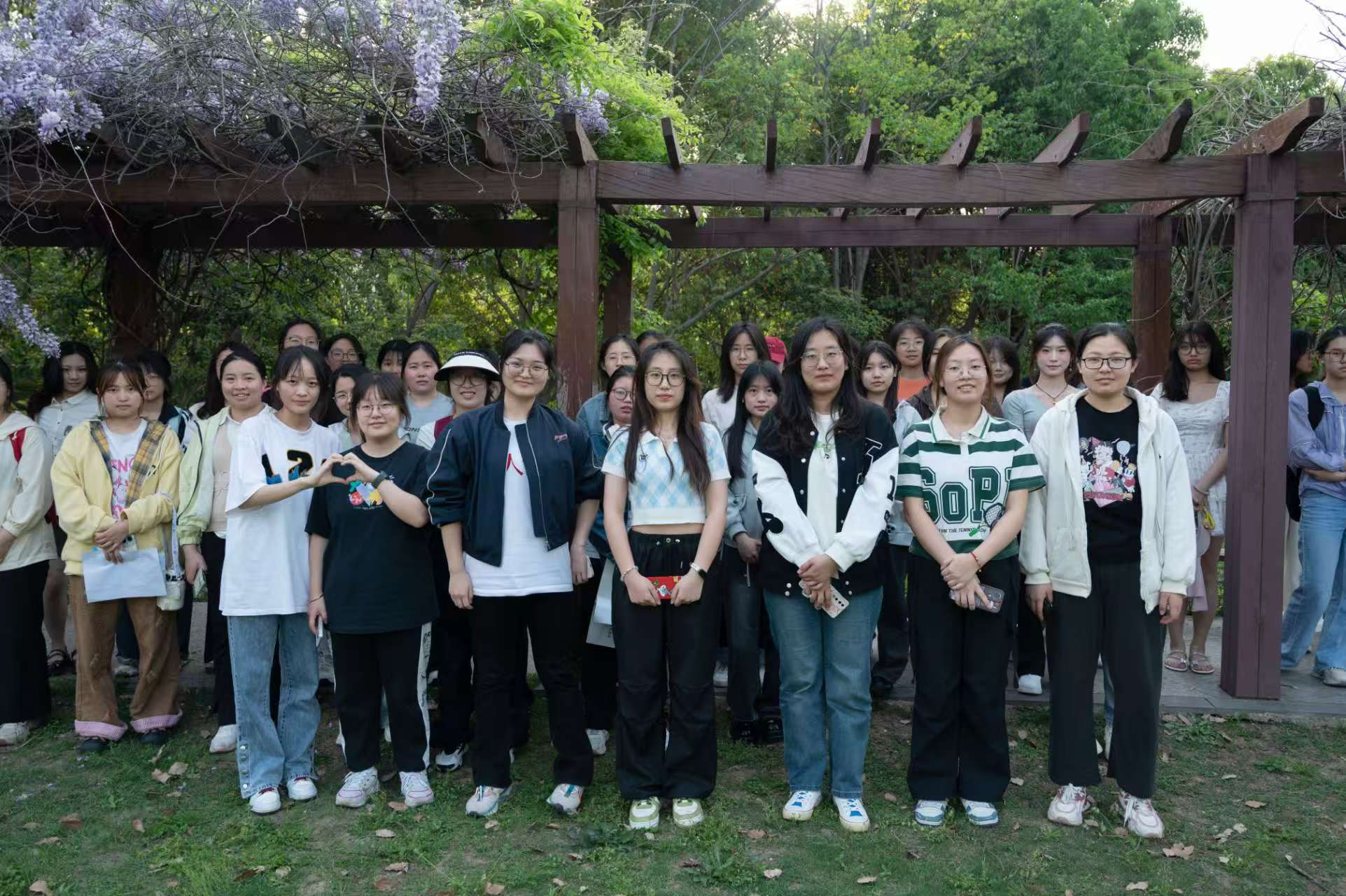 1邂逅·春日的光影诗篇---公共基础部举办“五育润心 沐光同行”之文化艺术鉴赏活动+0410、西花园紫藤架、各系部学生+周心乐.jpg