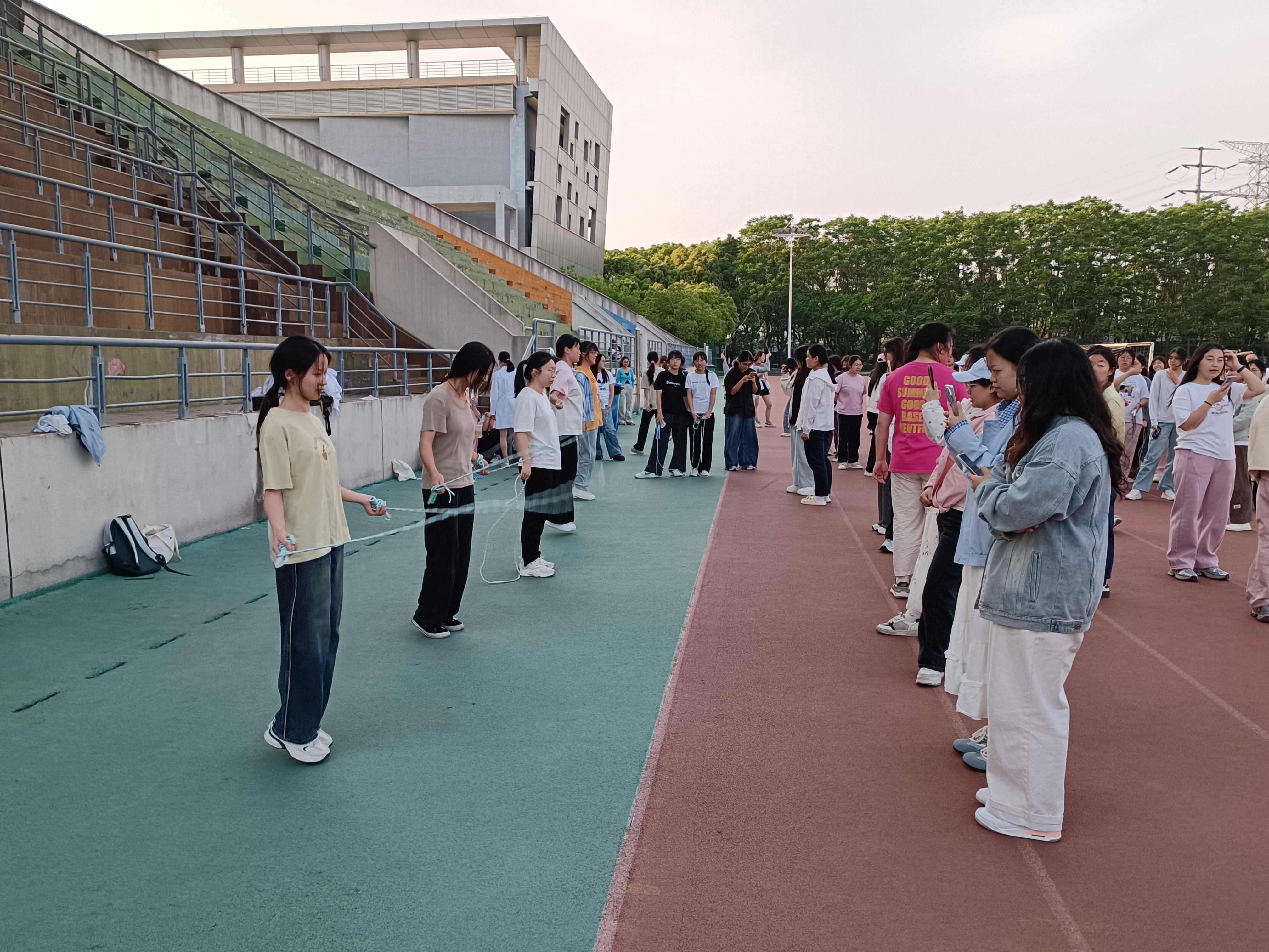 花样跳绳社“春光跃动，绳彩飞扬”院级跳绳比赛+0429、操场、花样跳绳社和参赛学生+高华.jpg