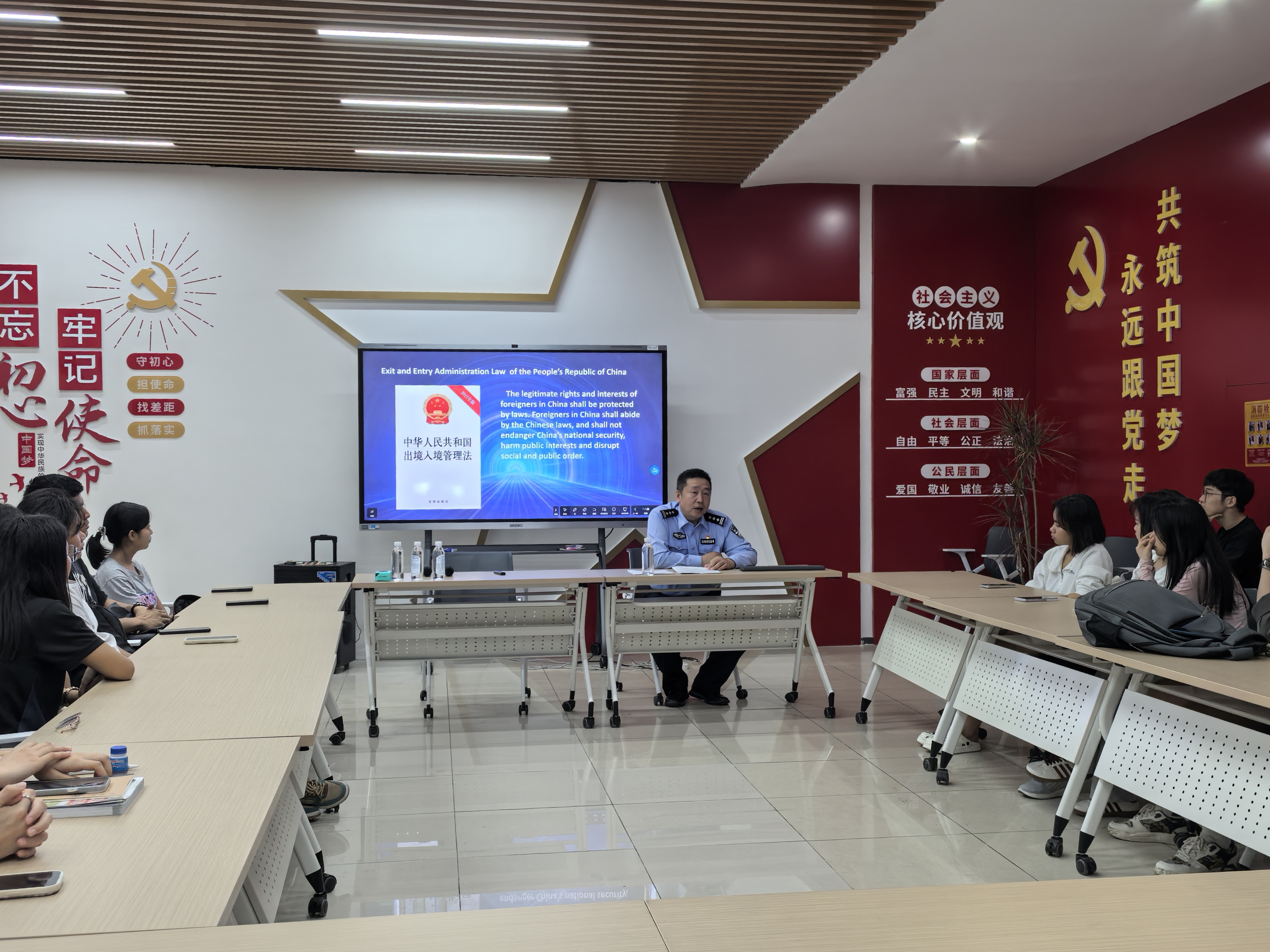 1聚焦安全教育，为留学生护航+2025年5月15日下午、石湖校区学贤园一站式学生社区（石湖一品园食堂三楼）、潘霆和全体留学生+李新红 (2).jpg